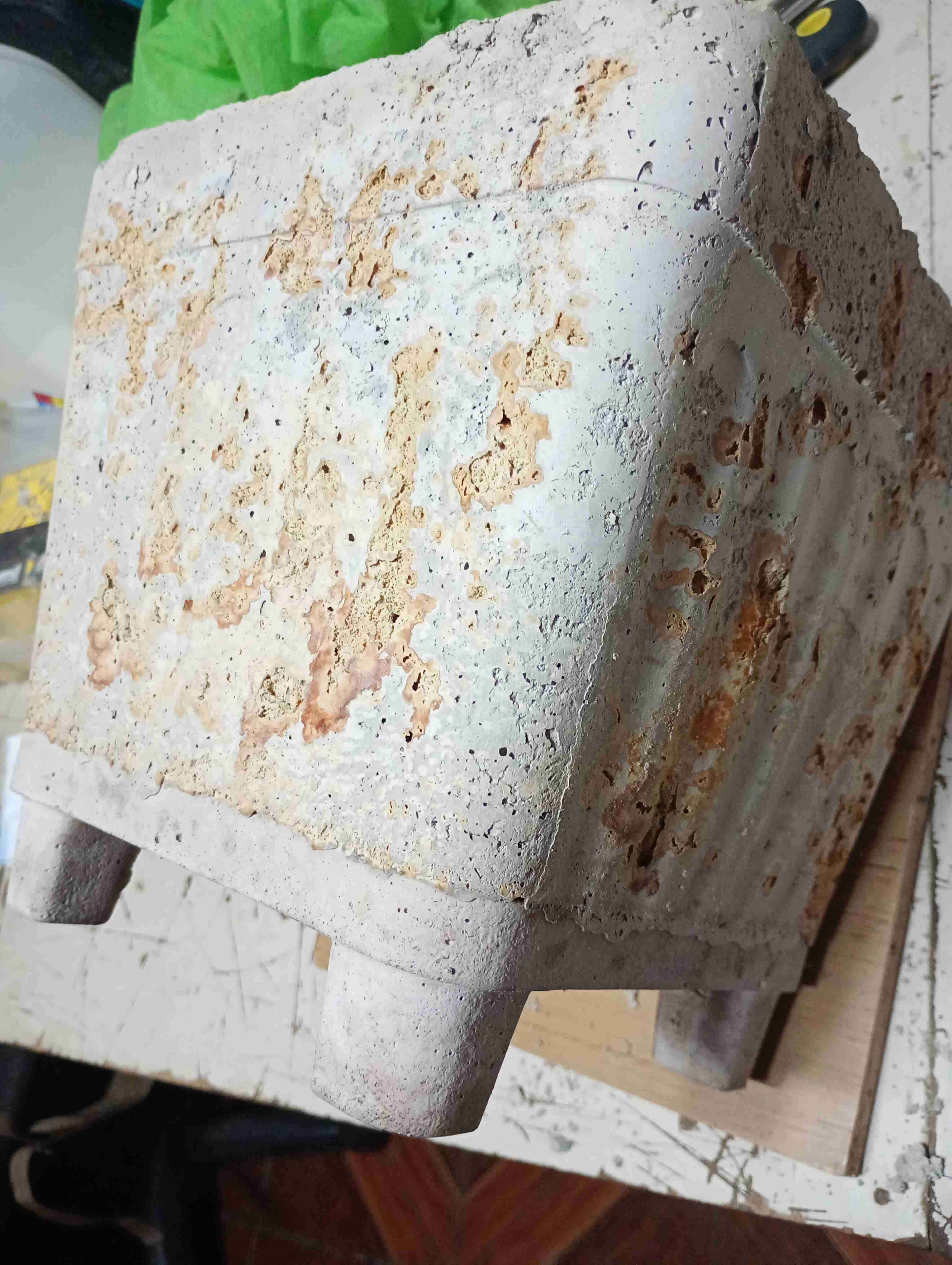 Macetero de cemento cuadrado con detalles óxido añ - miniatura 4