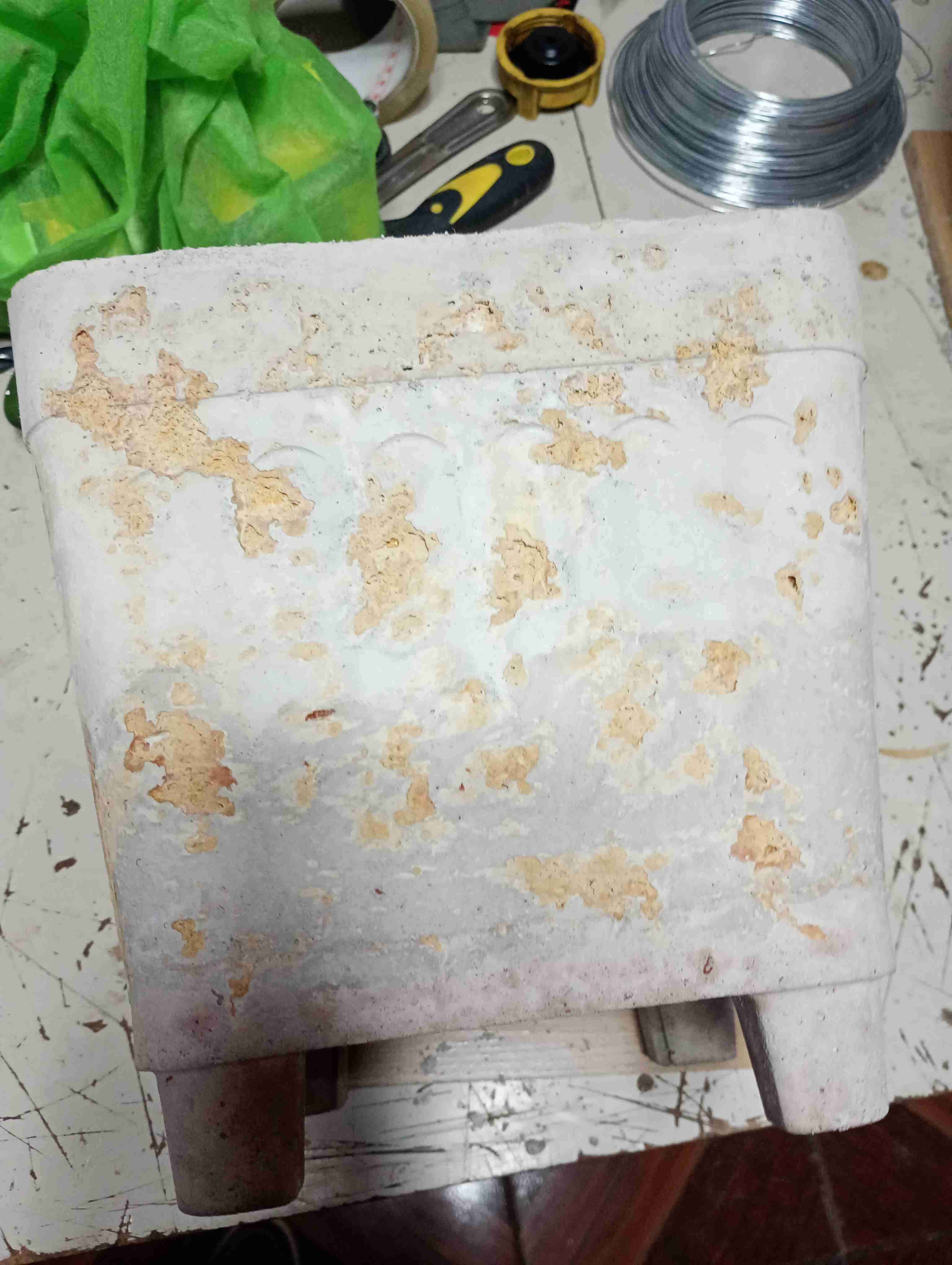 Macetero de cemento cuadrado con detalles óxido añ - miniatura 5