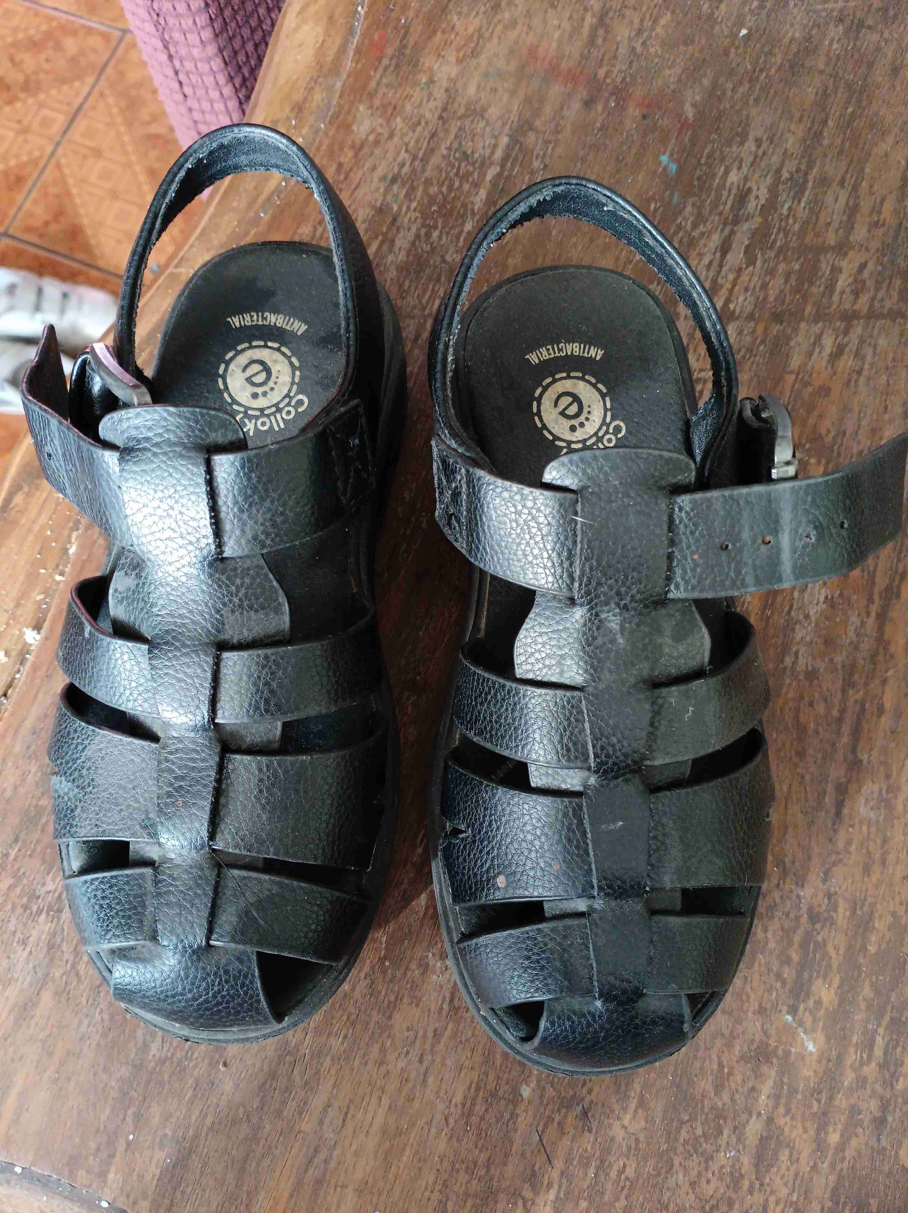 Sandalias negras de cuero