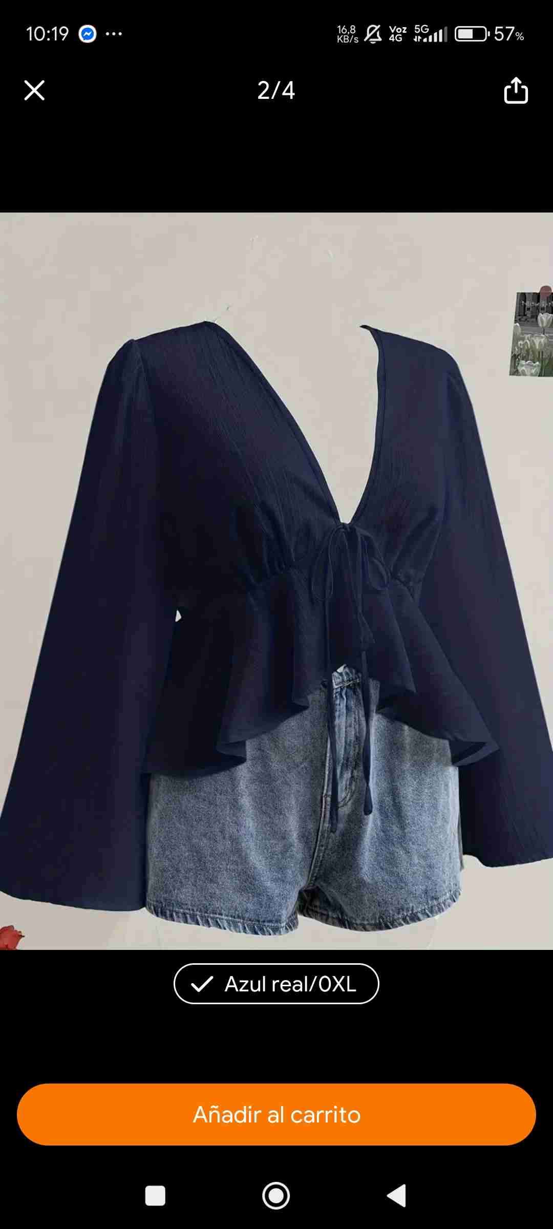 Blusa azul con mangas acampanadas