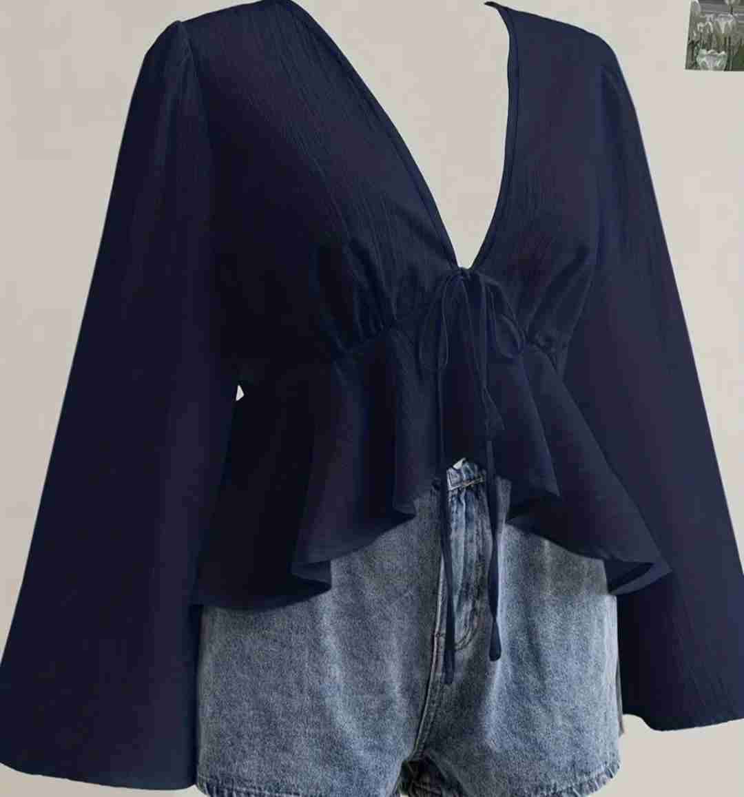 Blusa azul con mangas acampanadas - miniatura 2