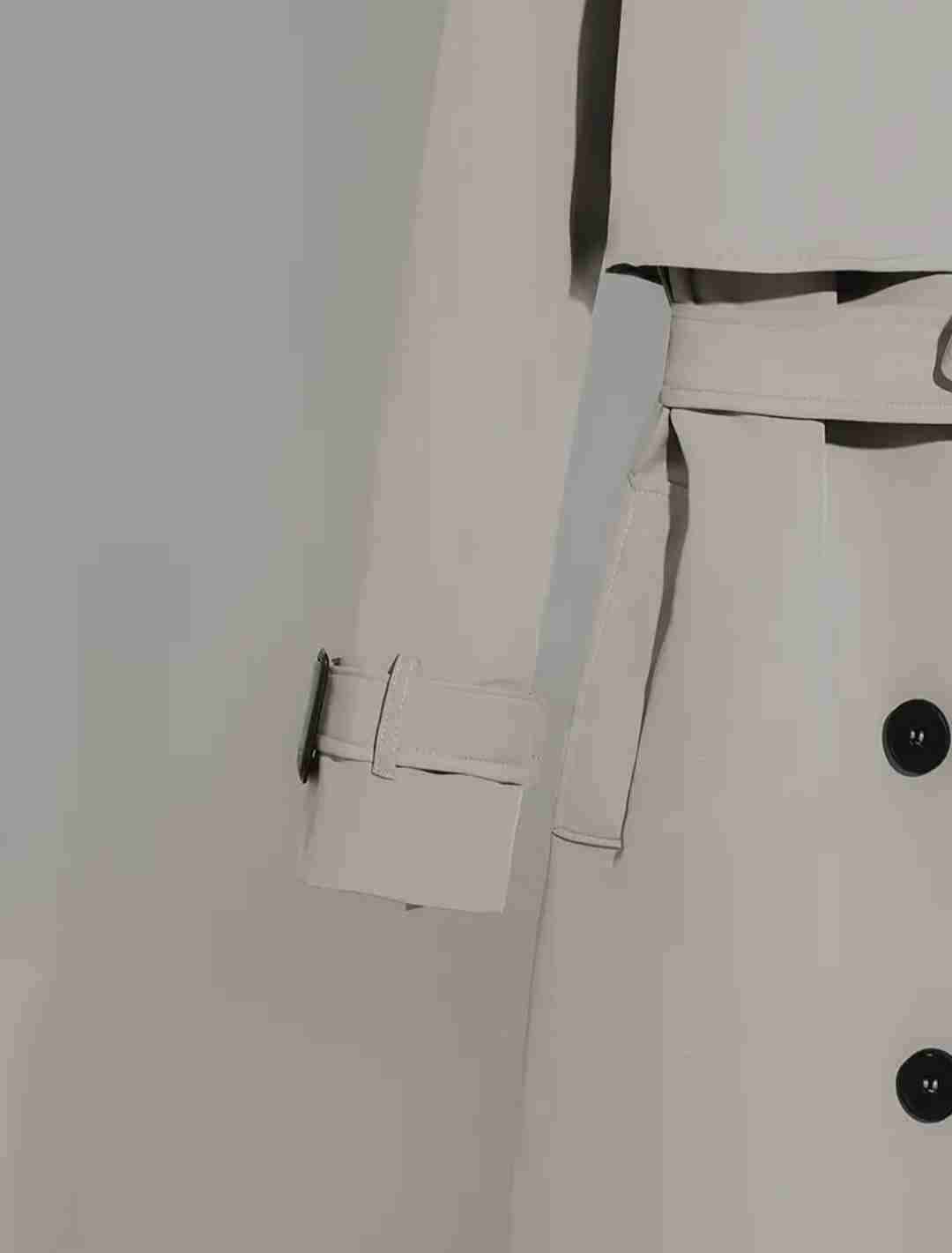 Abrigo clásico beige con cinturón - miniatura 3