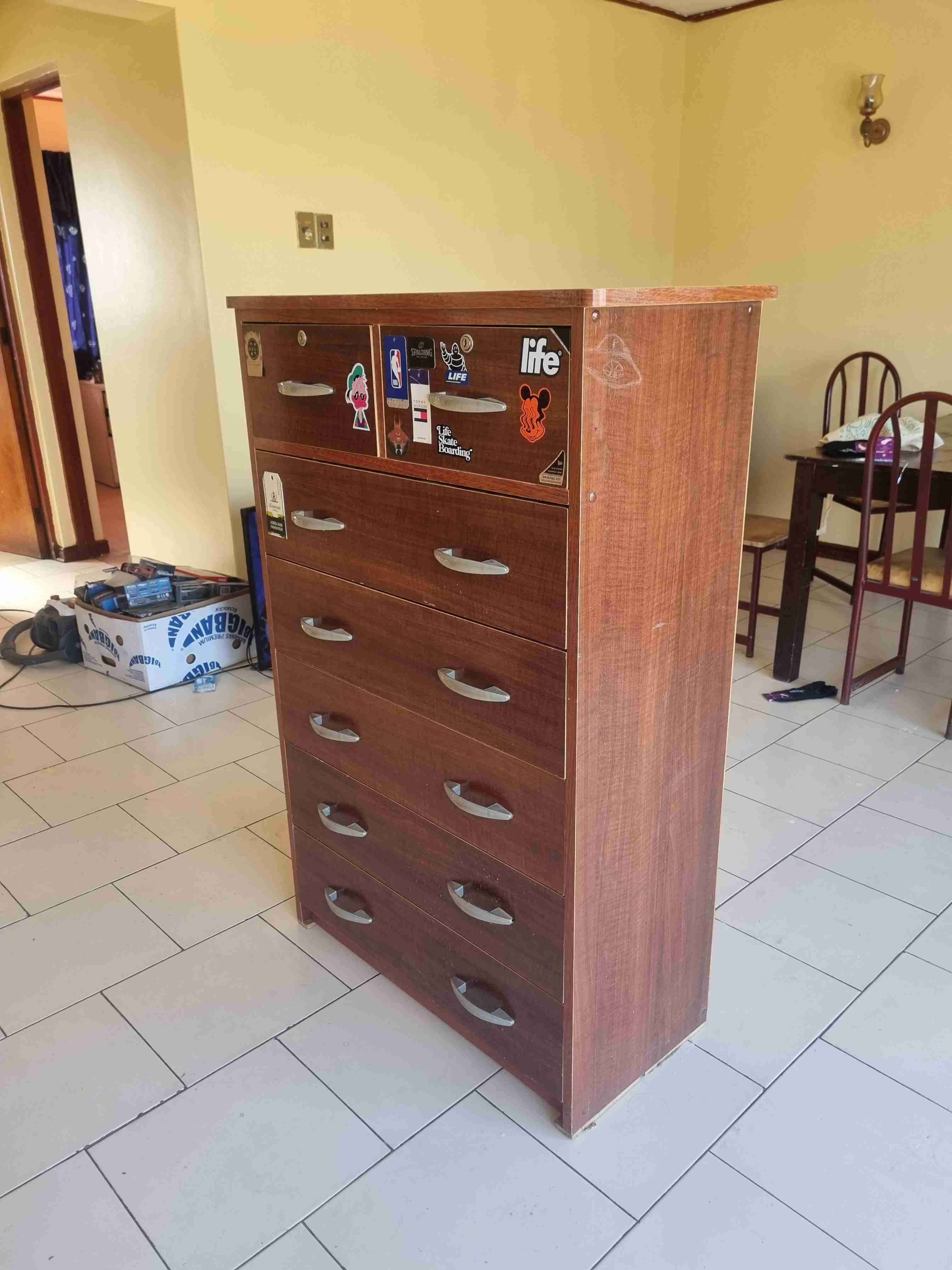 Cómoda de madera con adhesivos - miniatura 2