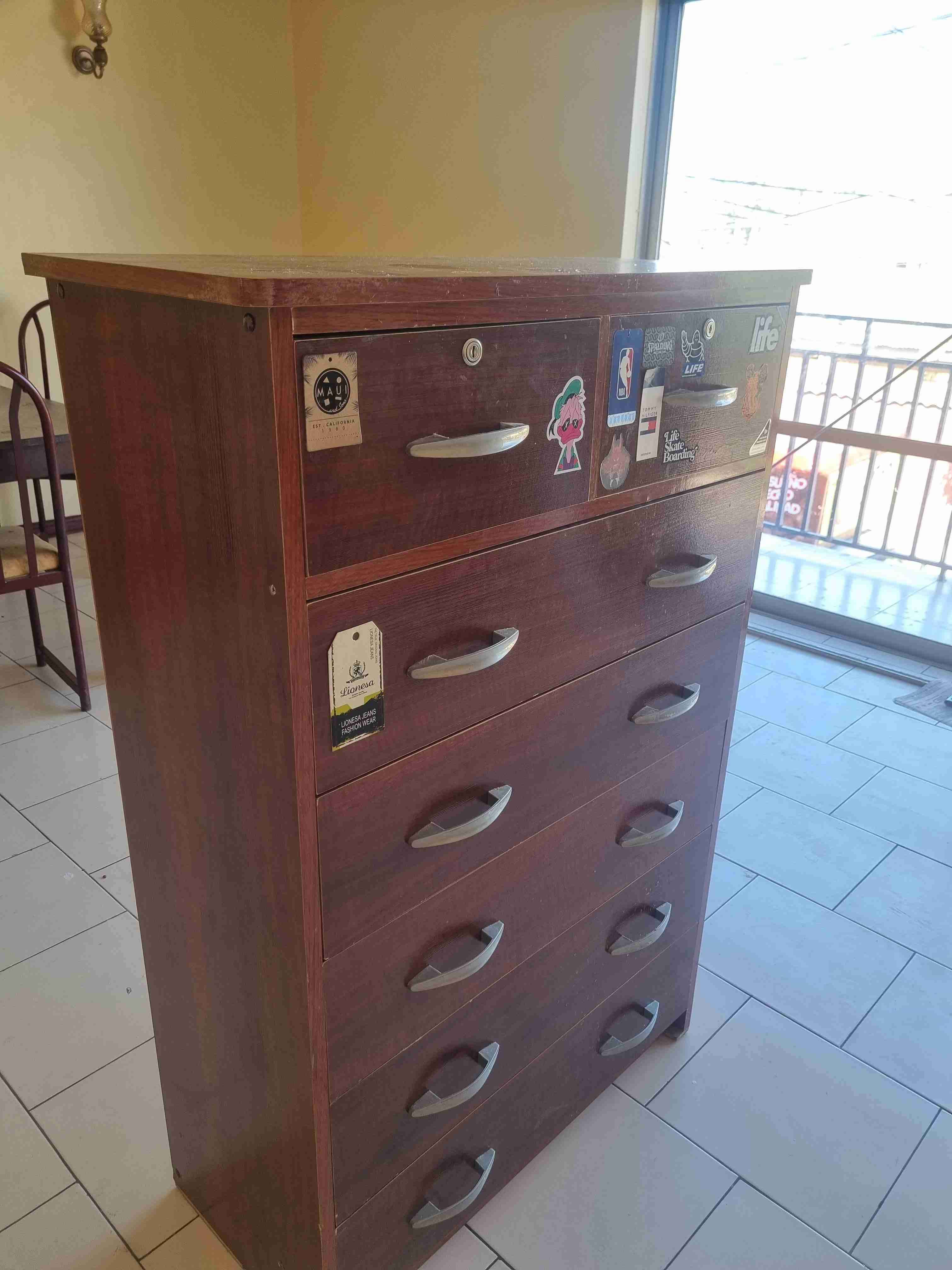 Cómoda de madera con adhesivos - miniatura 3