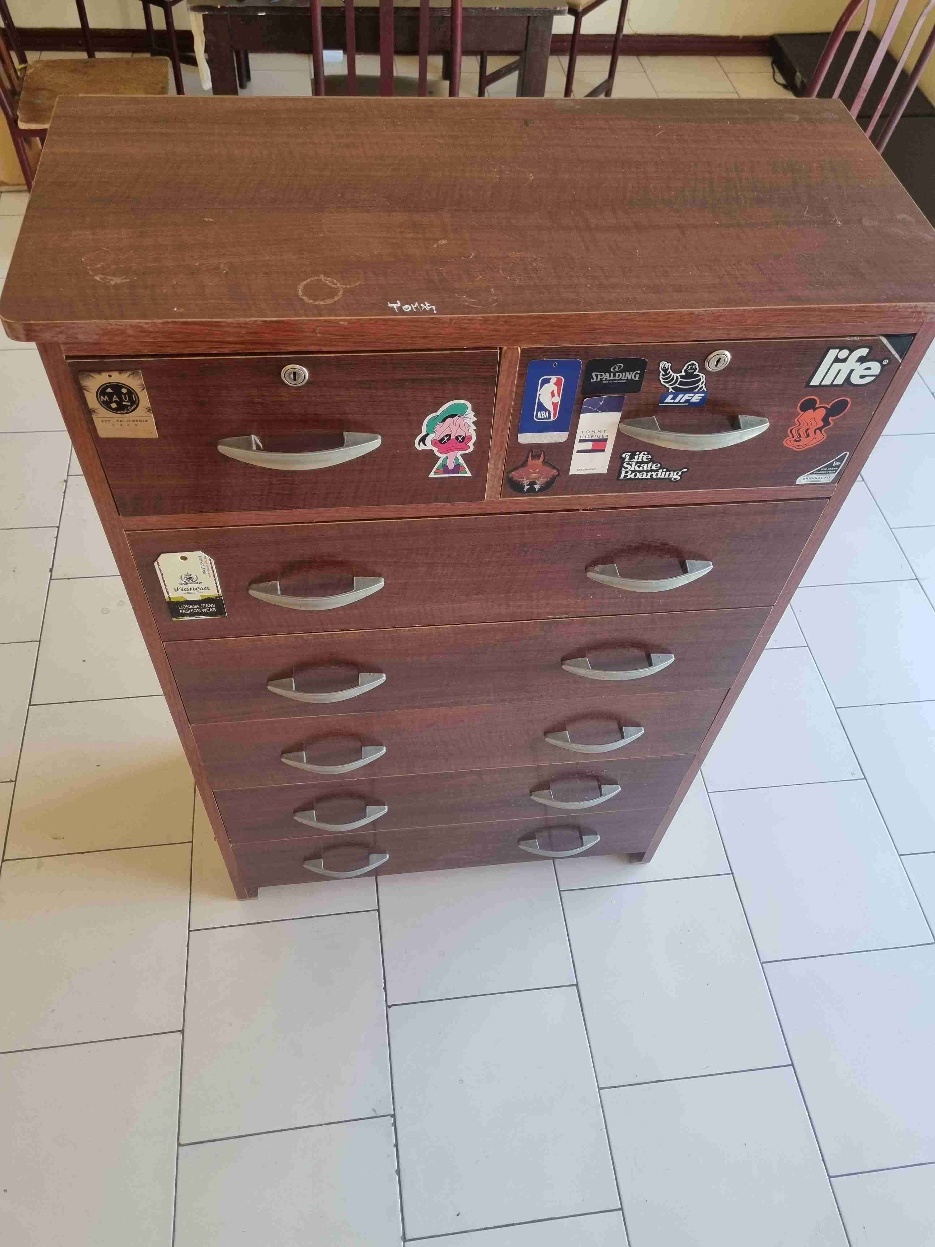 Cómoda de madera con adhesivos - miniatura 4