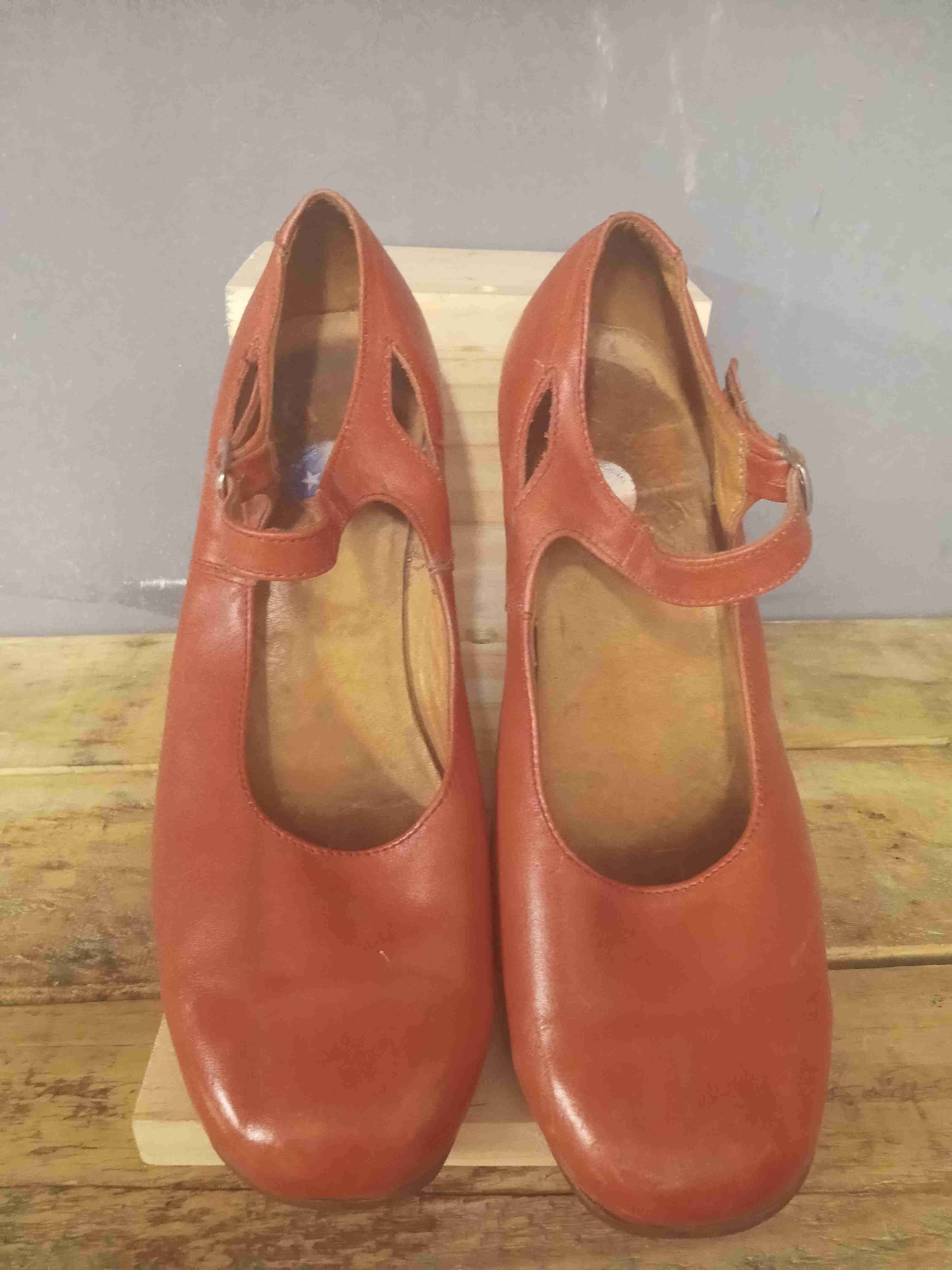 Zapatos rojos con correa