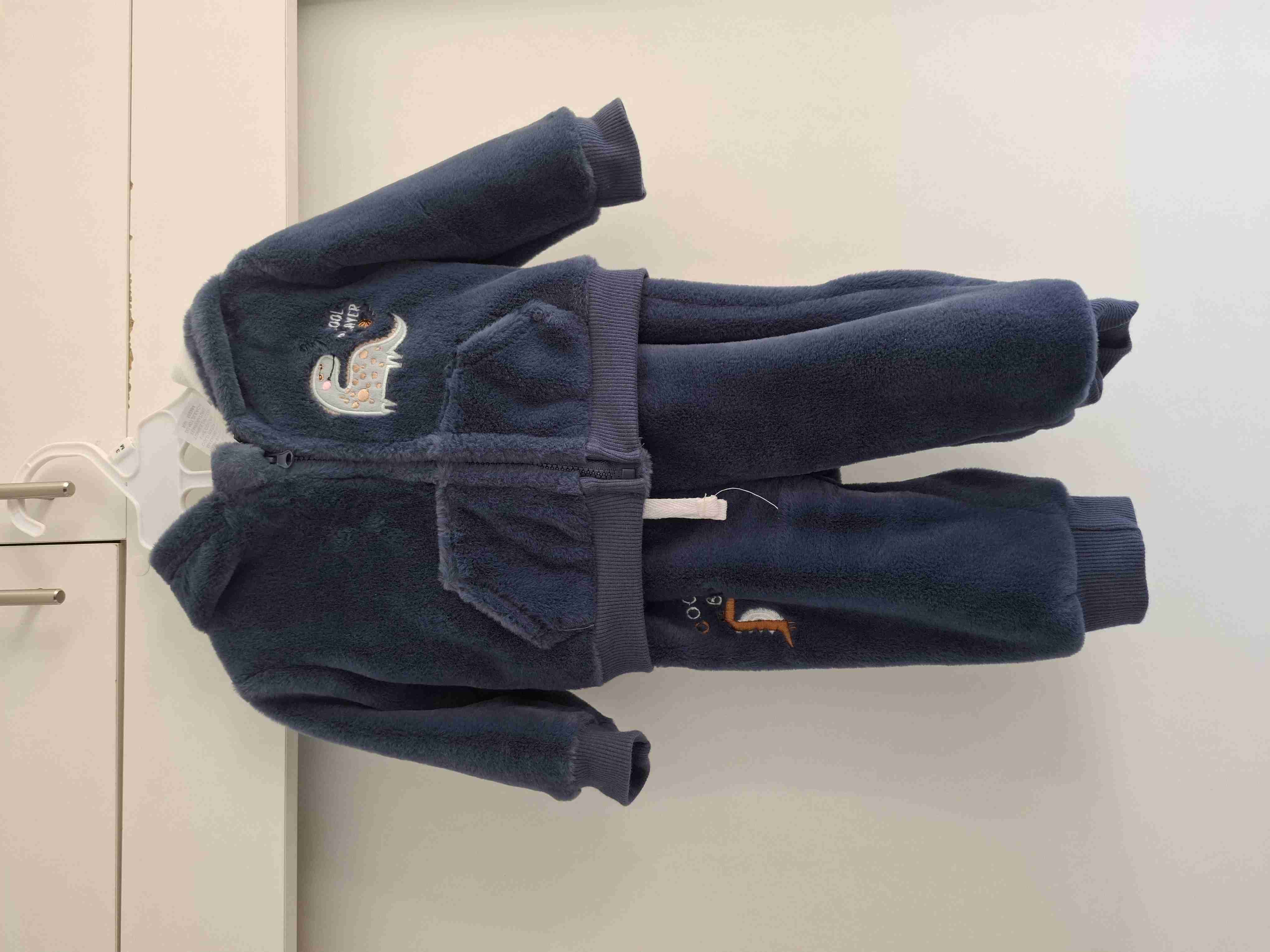 Conjunto de niño azul con dinosaurio