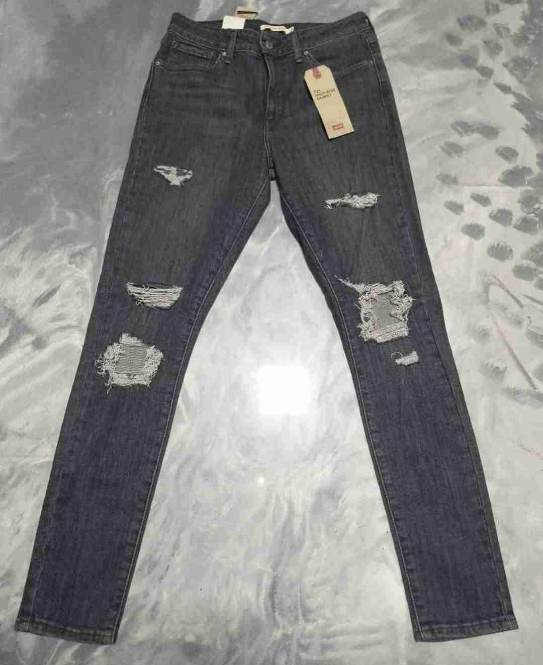 Jeans Levi's oscuros rasgados