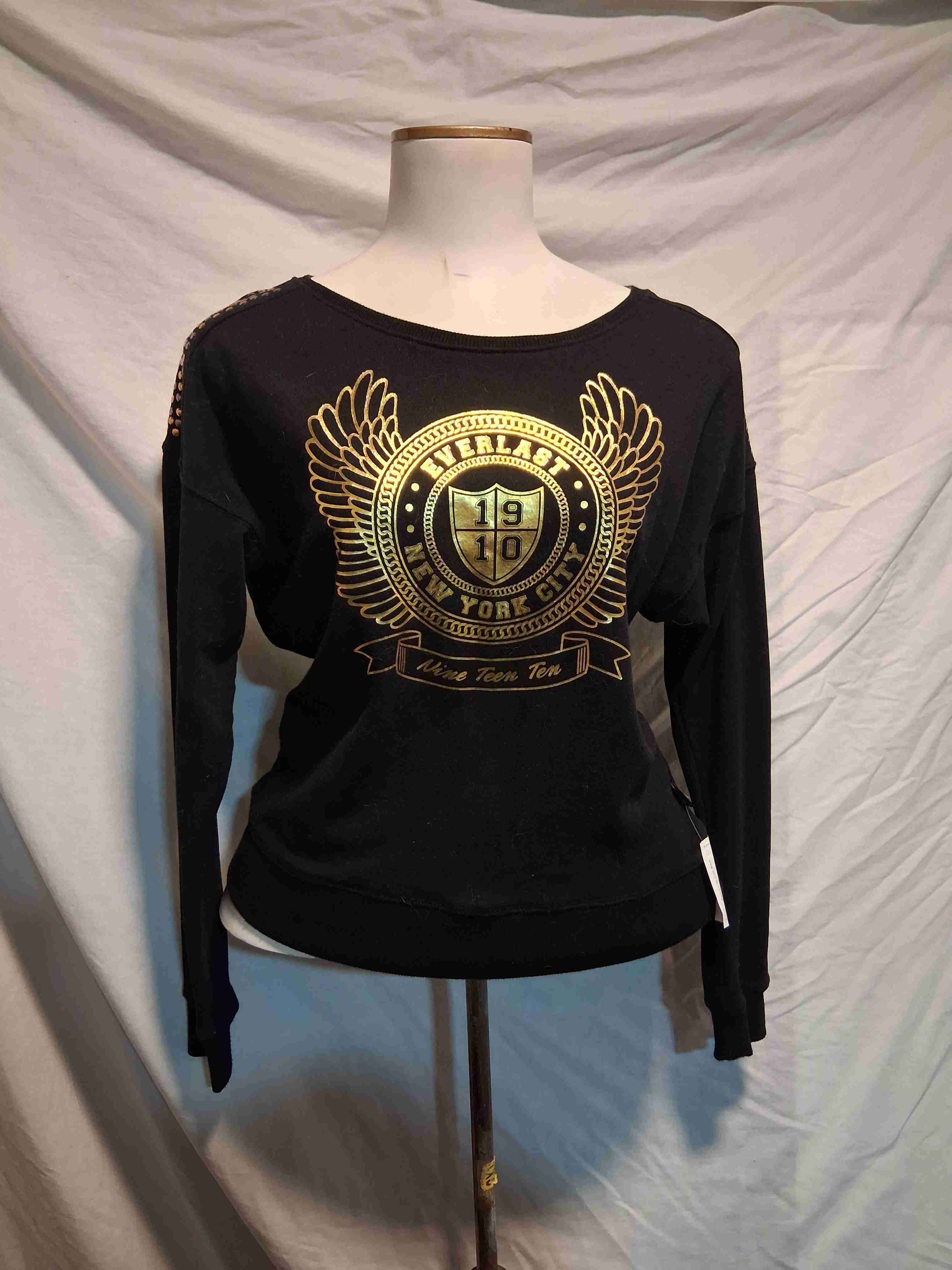 Polerón negro con diseño dorado everlast
