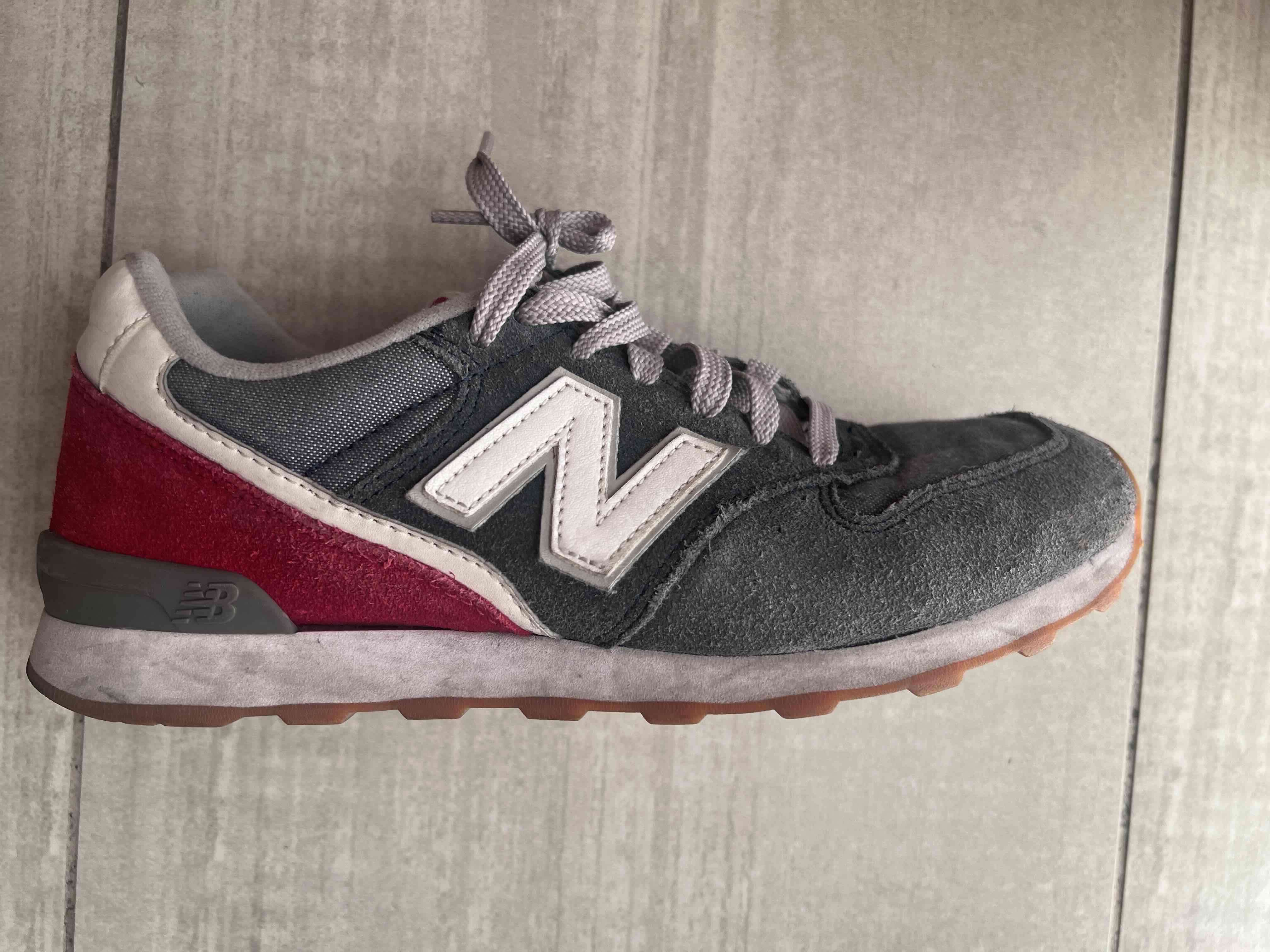 Zapatillas New Balance en azul y burdeos