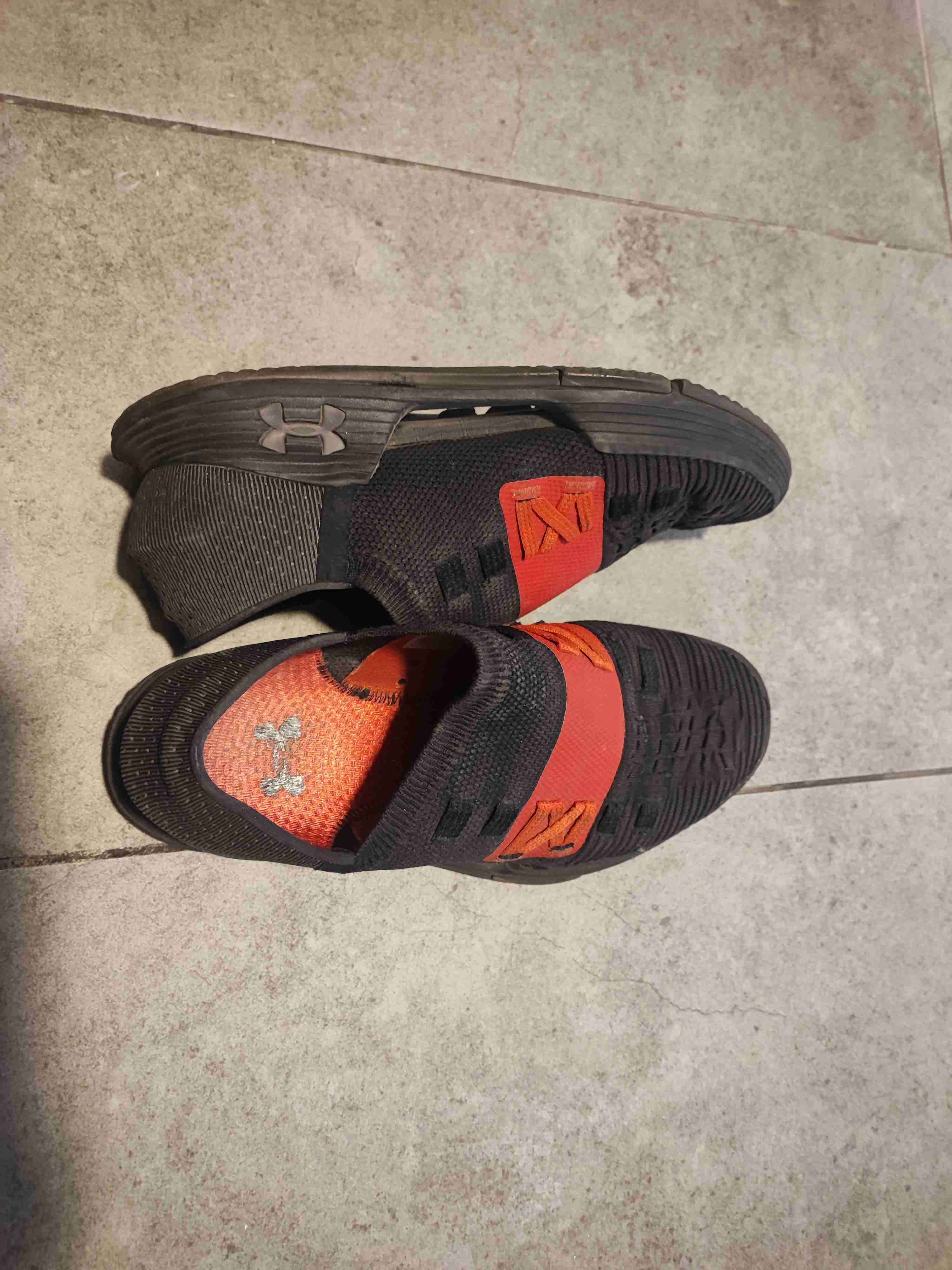 Zapatillas deportivas negras y rojas