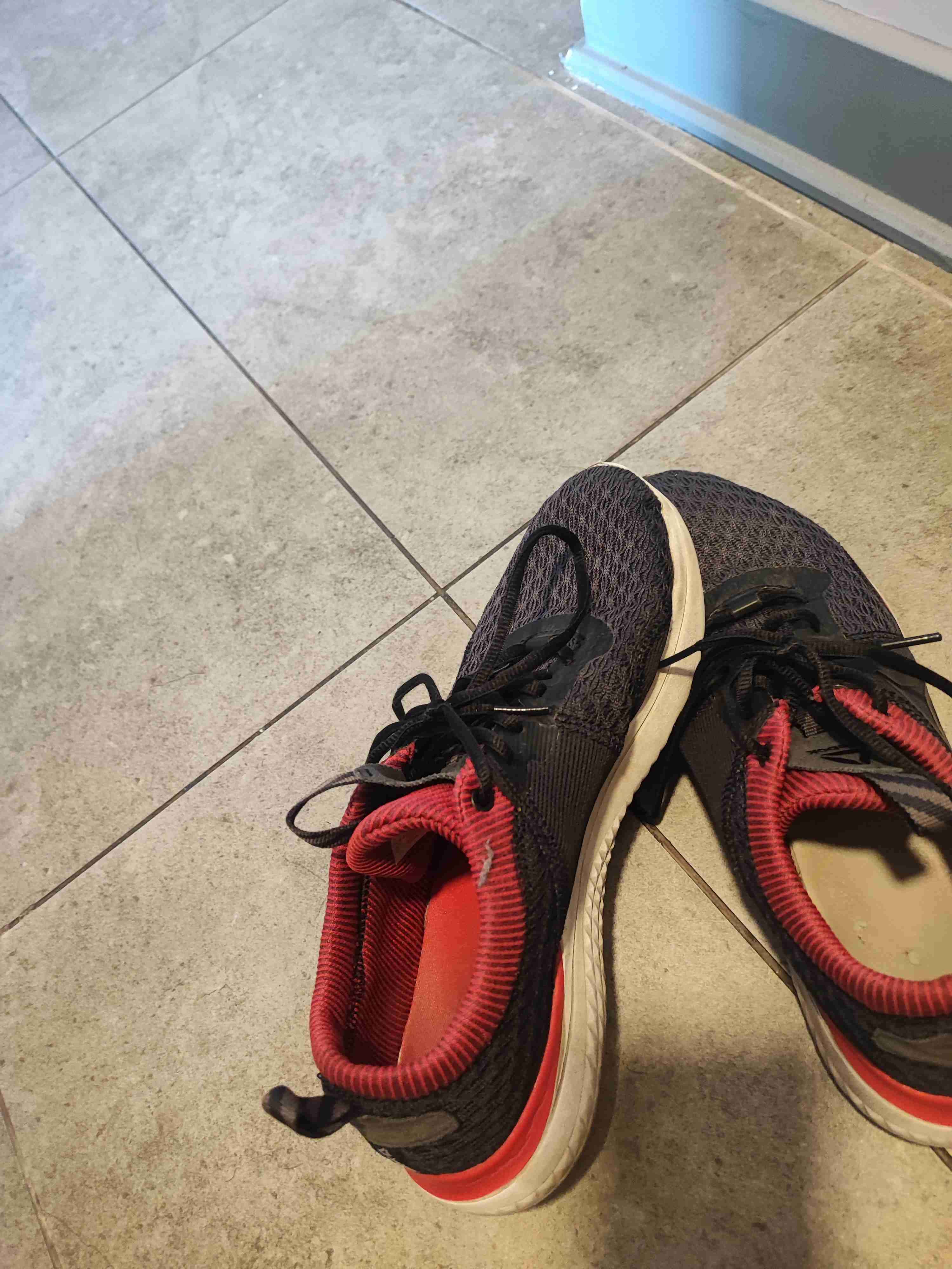 Zapatillas deportivas negras y rojas