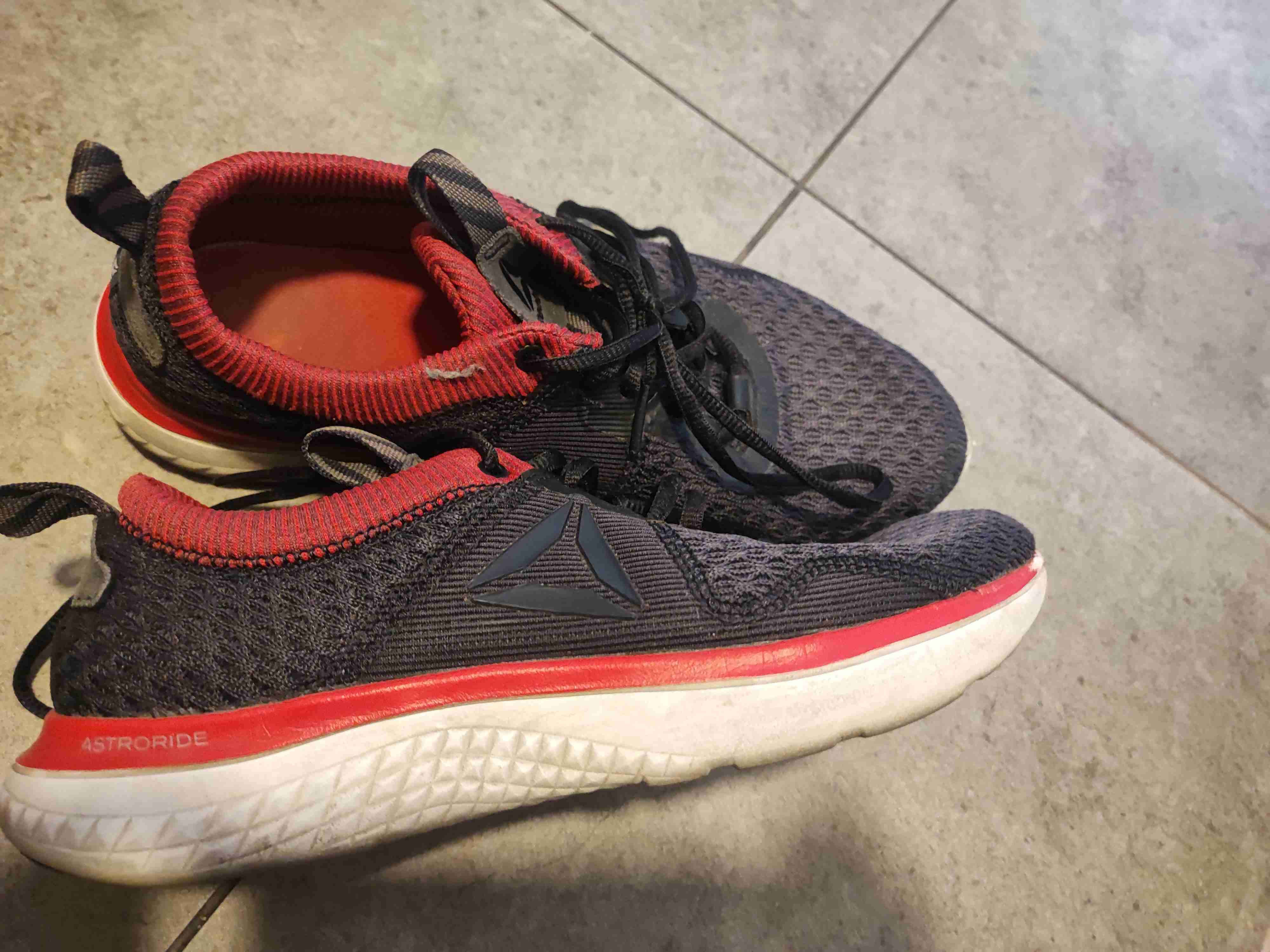 Zapatillas deportivas negras y rojas - miniatura 2