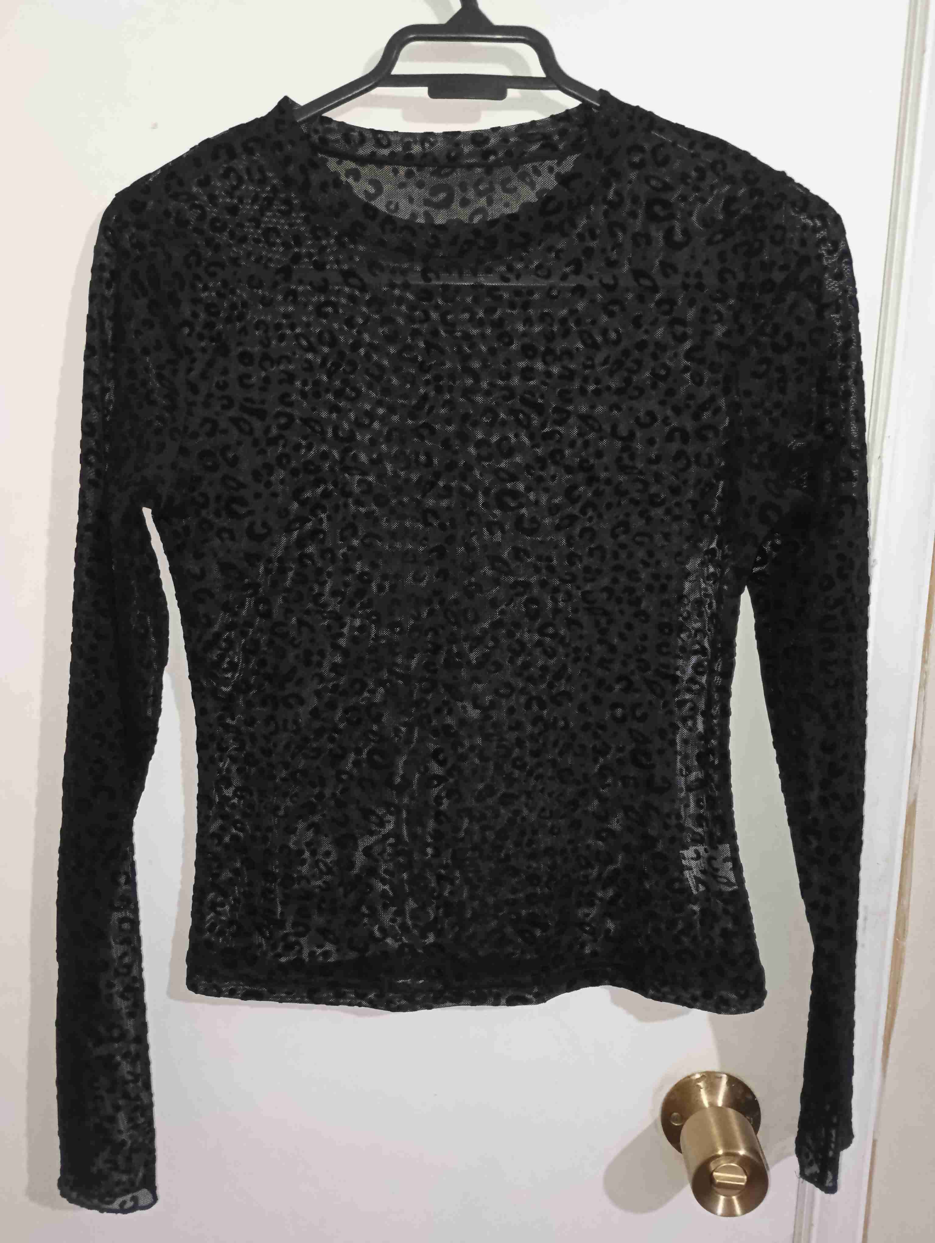 Polera negra de animal print