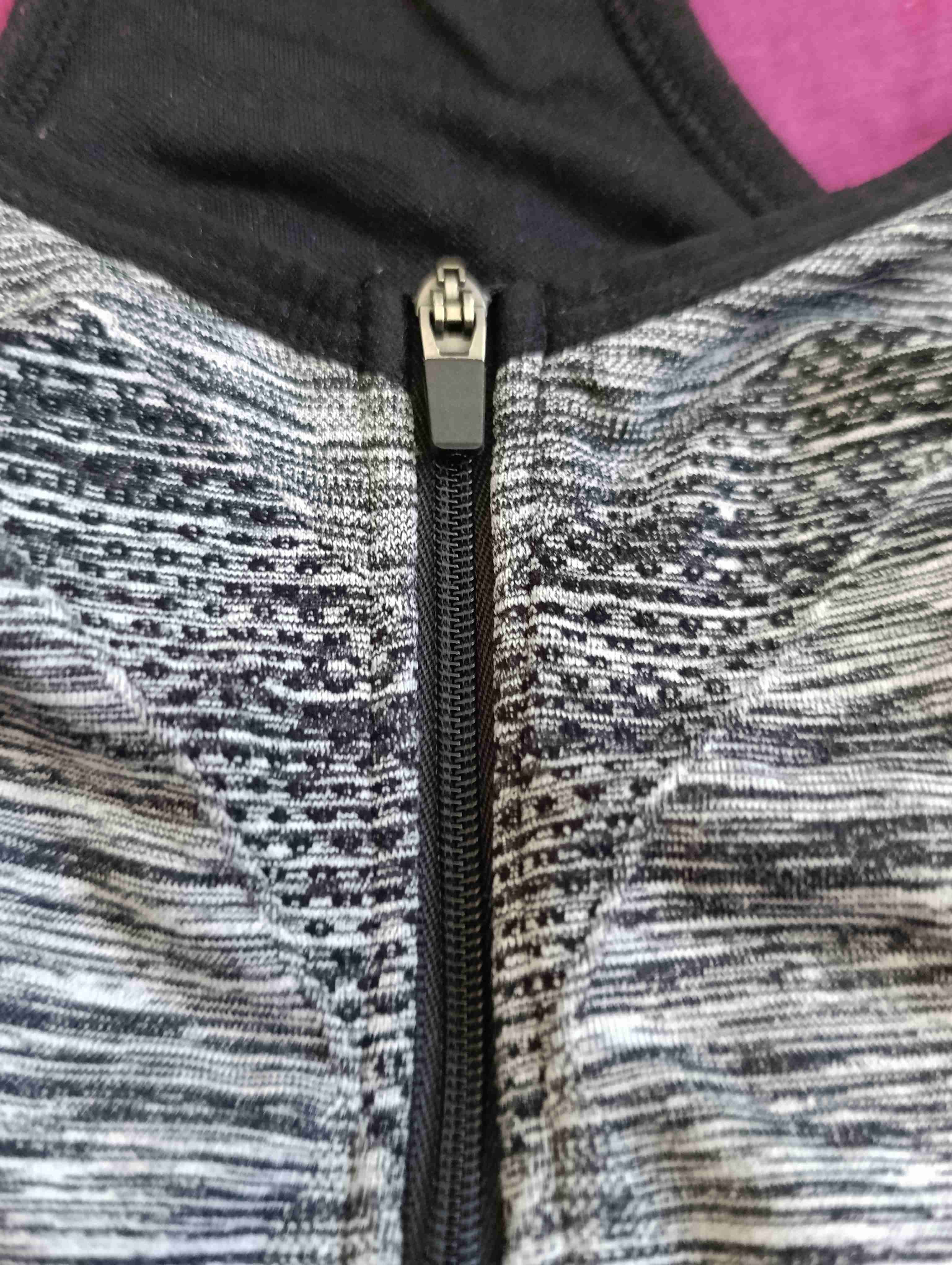 Top deportivo gris con cierre - miniatura 3