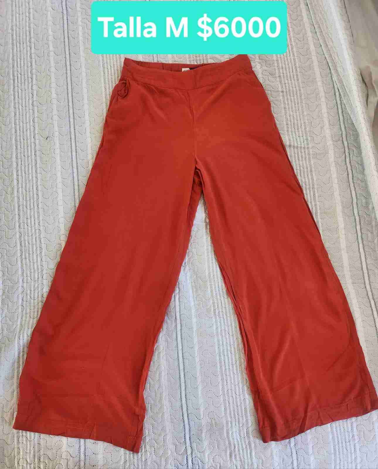 Pantalón rojo talla M