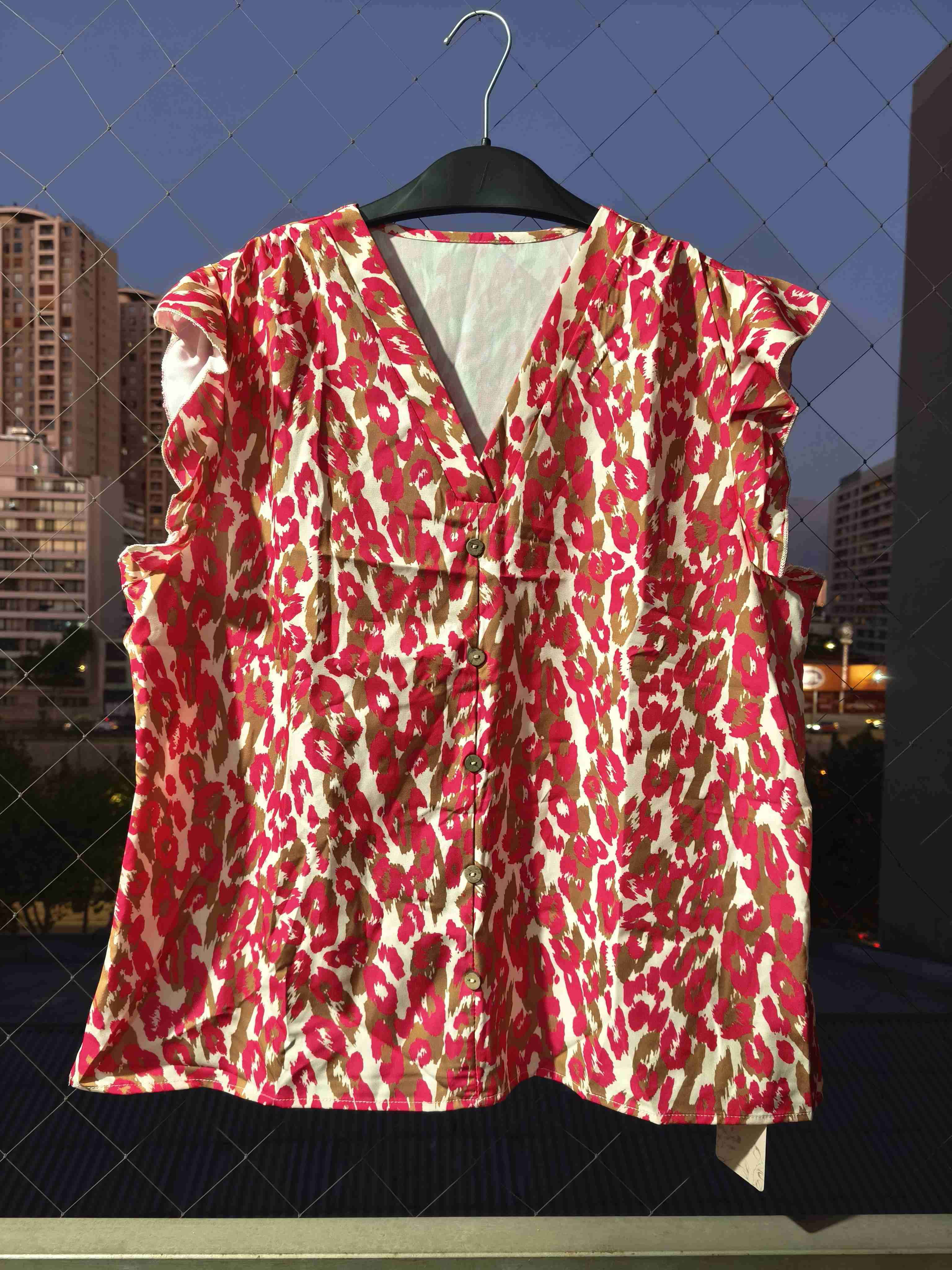 Blusa estampada rosa y beige