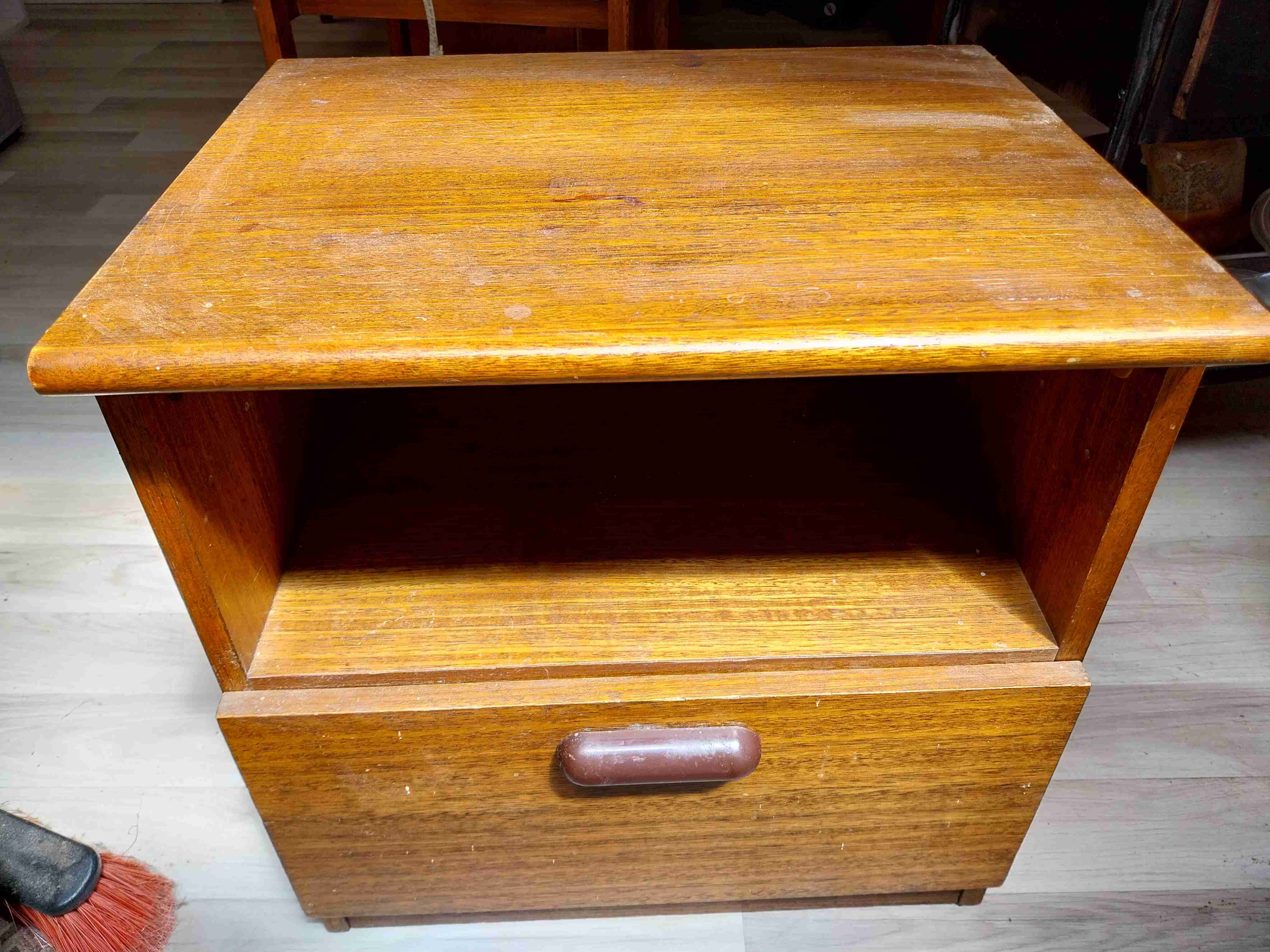 Mesa de noche de madera