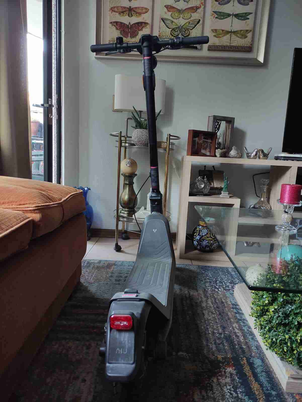 Scooter eléctrico negro urbano