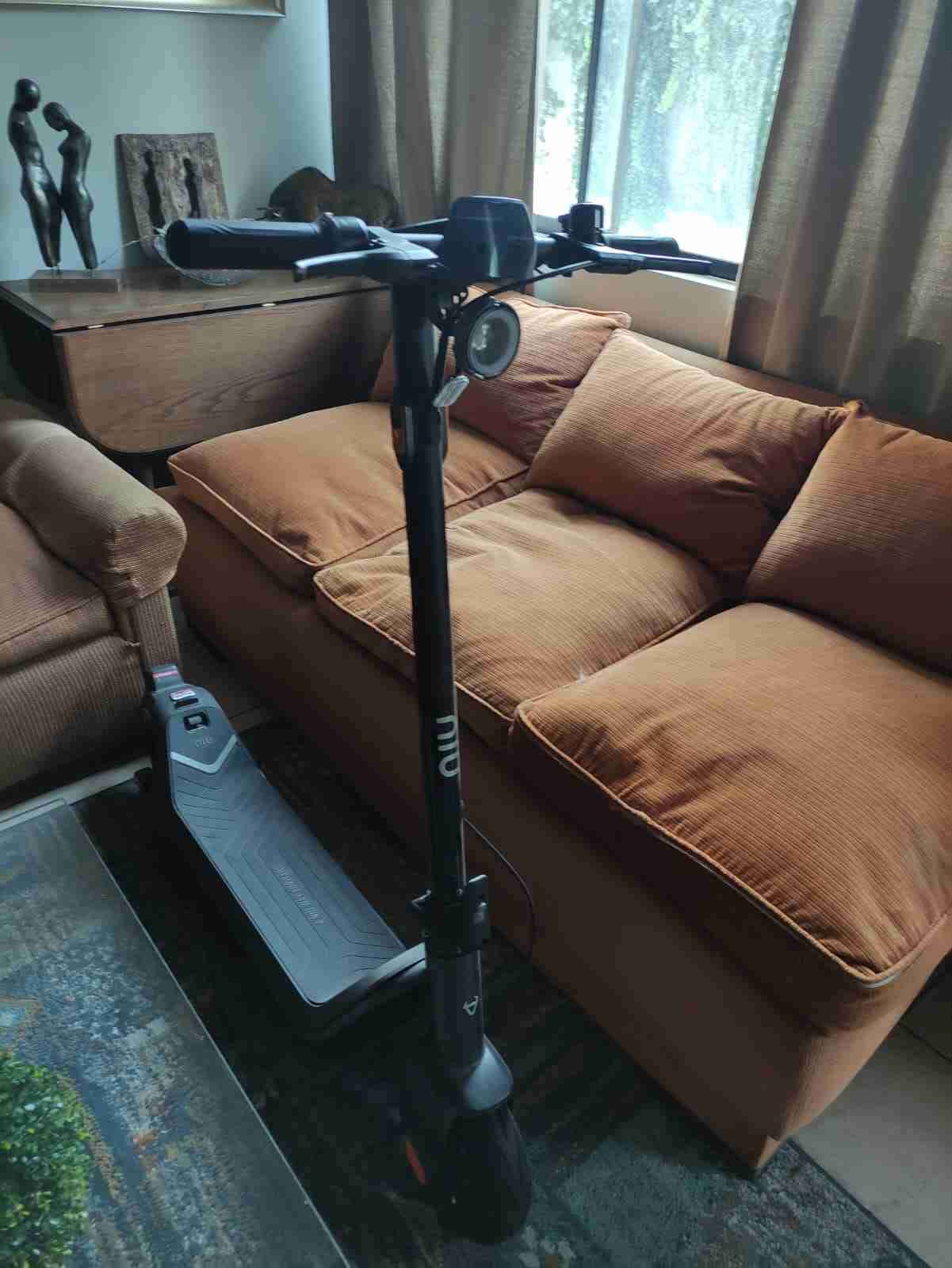 Scooter eléctrico negro urbano - miniatura 2