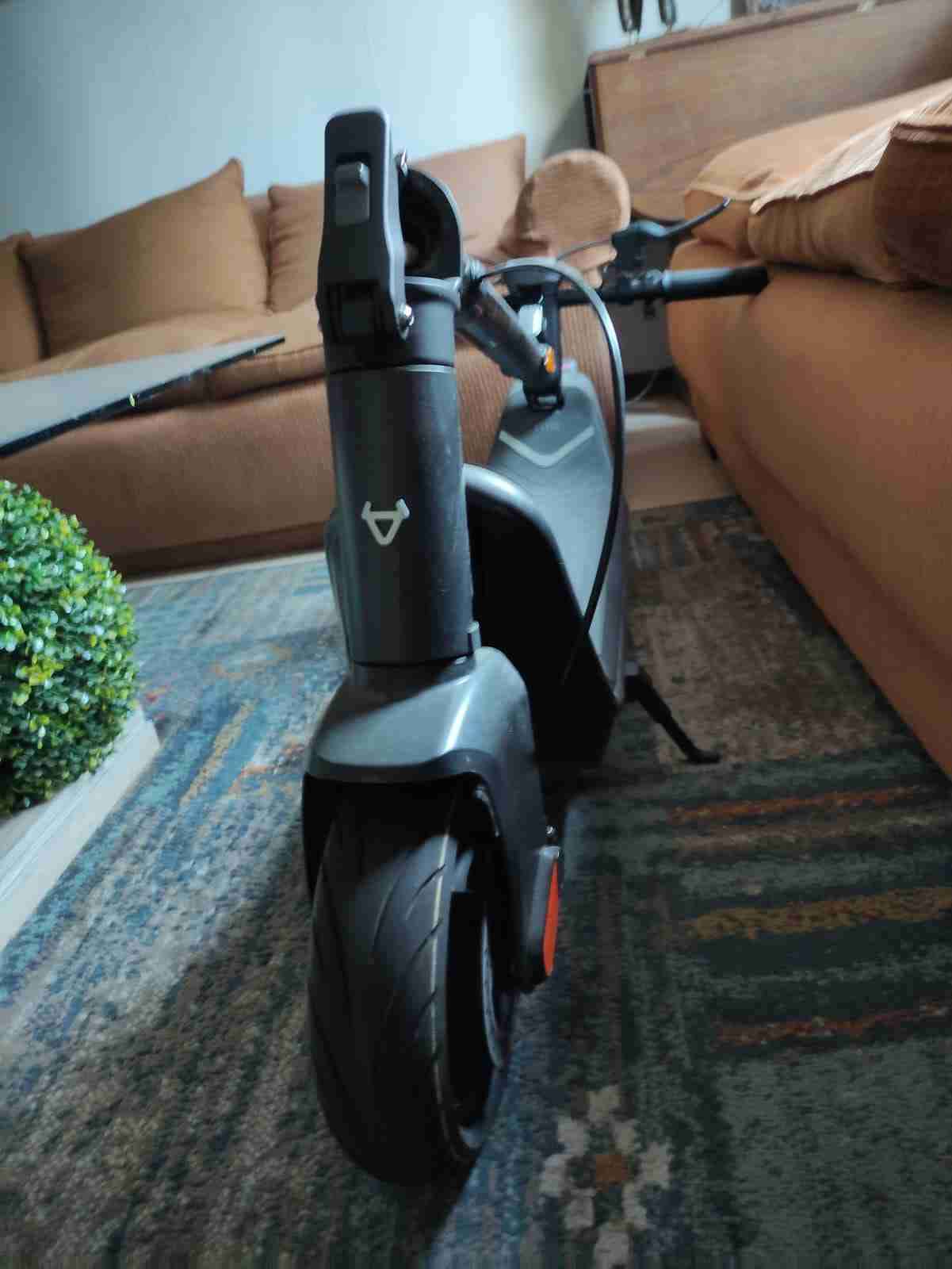 Scooter eléctrico negro urbano - miniatura 4
