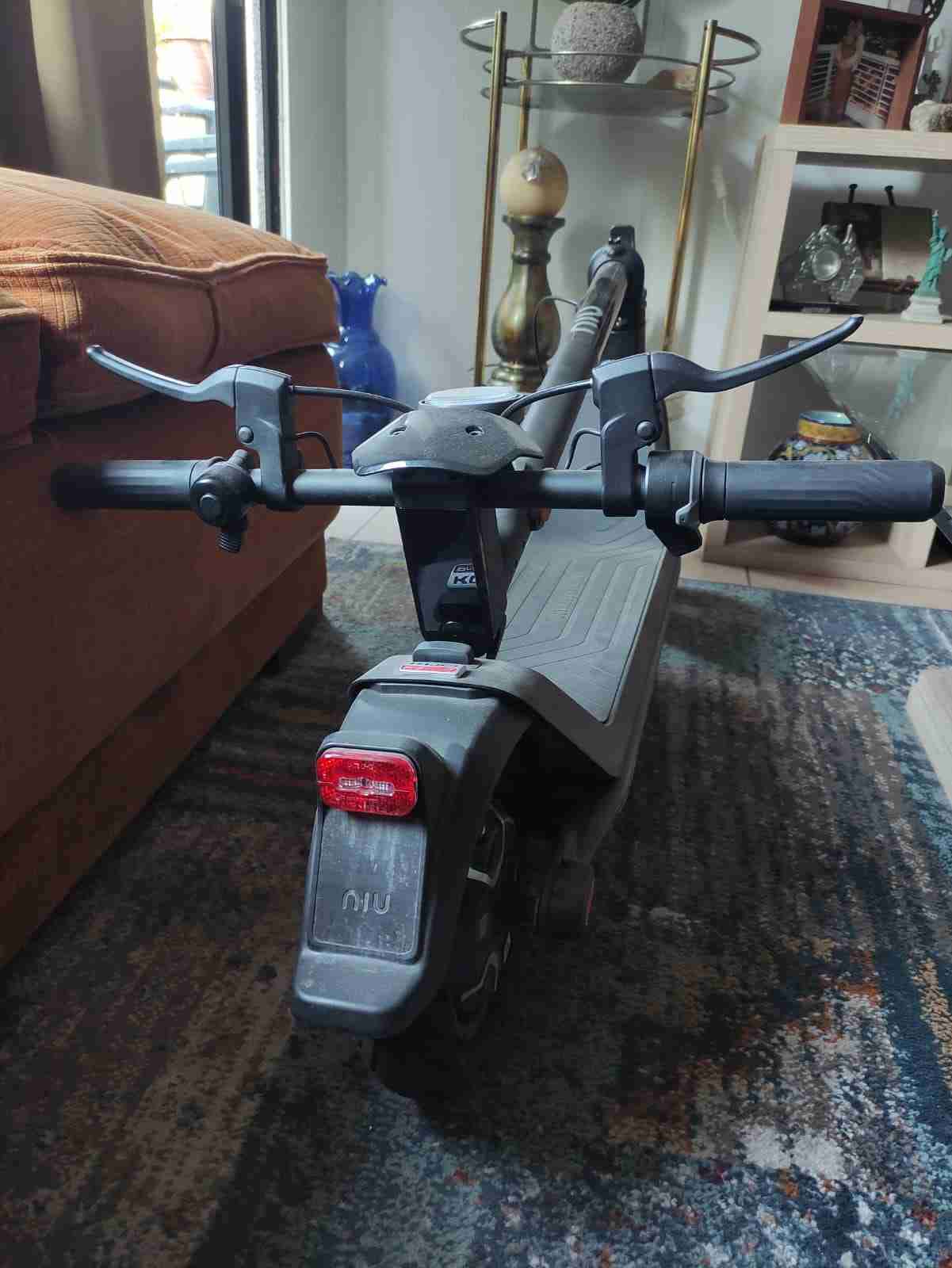 Scooter eléctrico negro urbano - miniatura 5