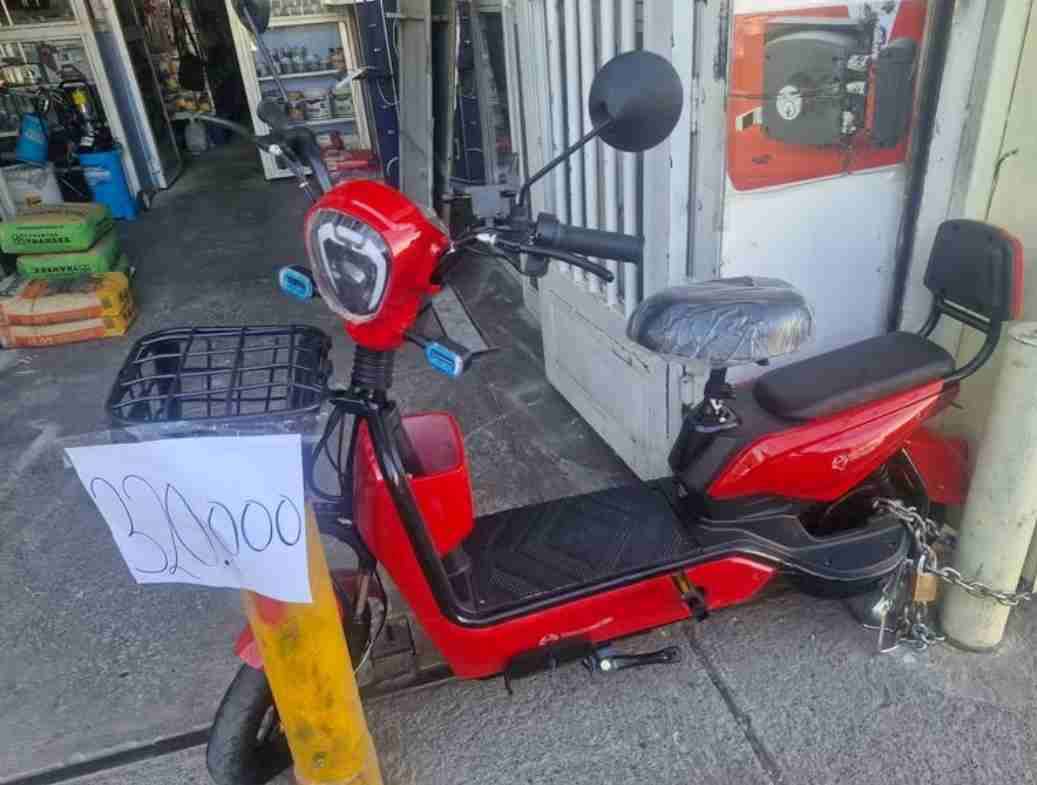 Scooter eléctrico rojo