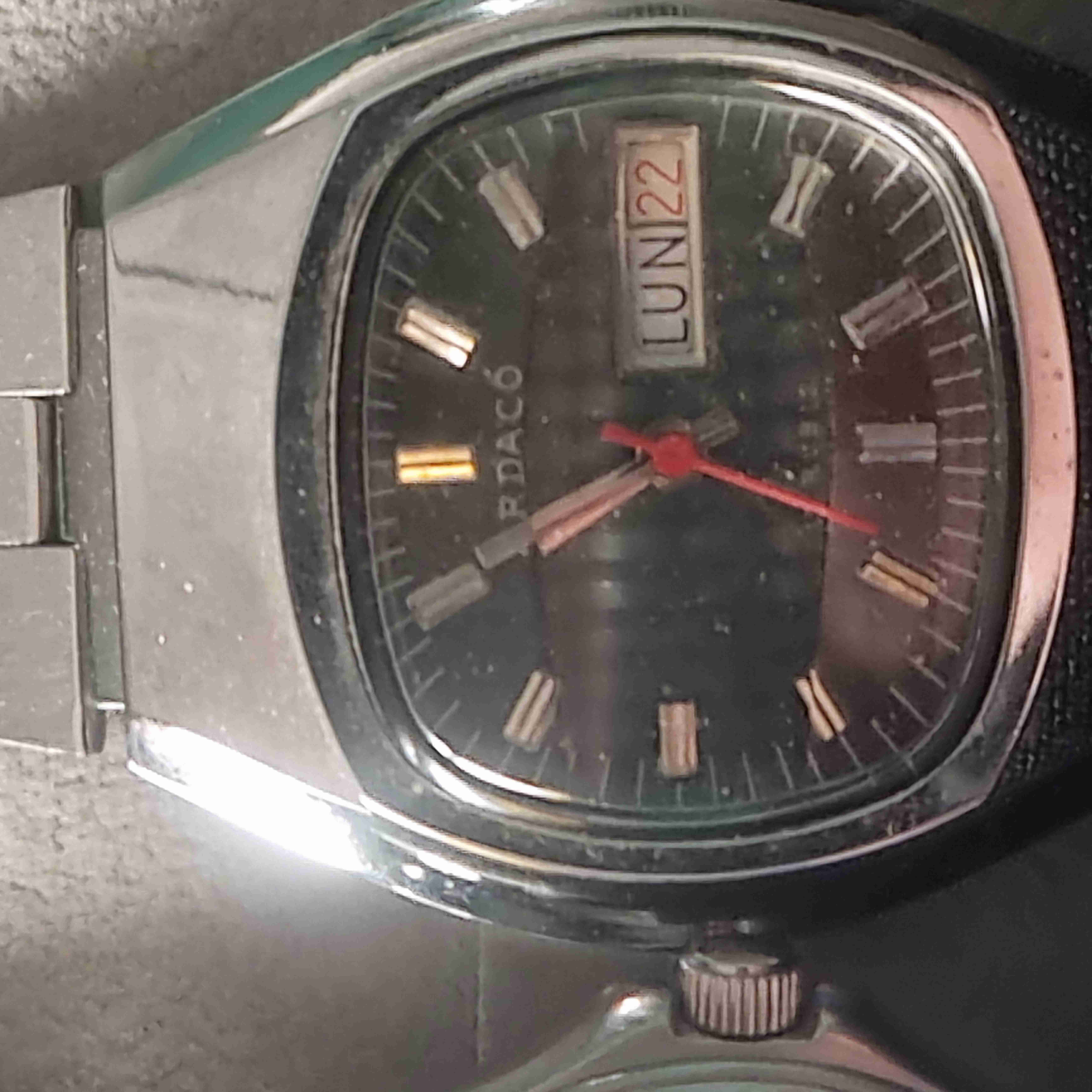 Reloj de pulsera clásico metálico