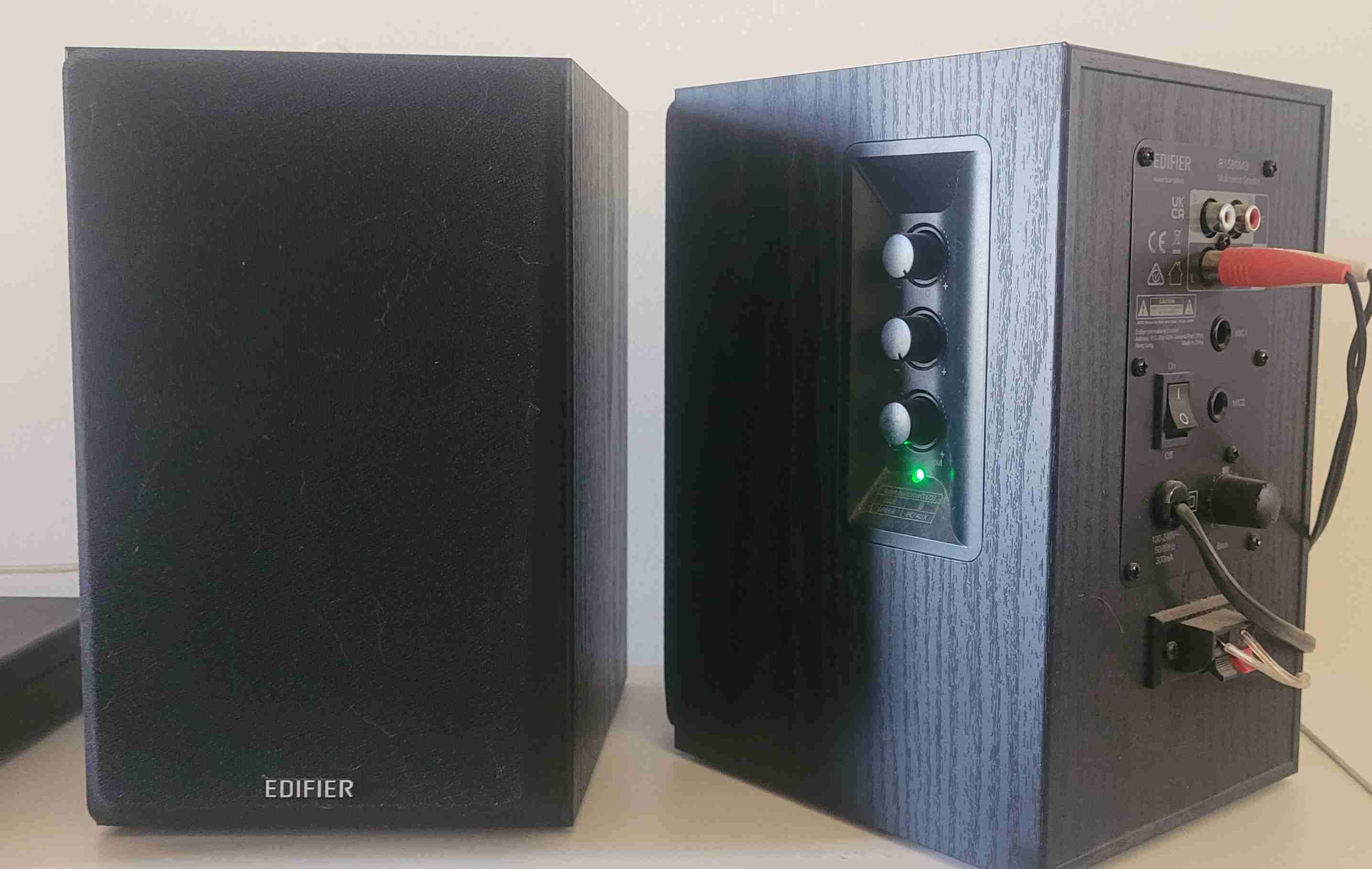 Parlantes Edifier negros - miniatura 2