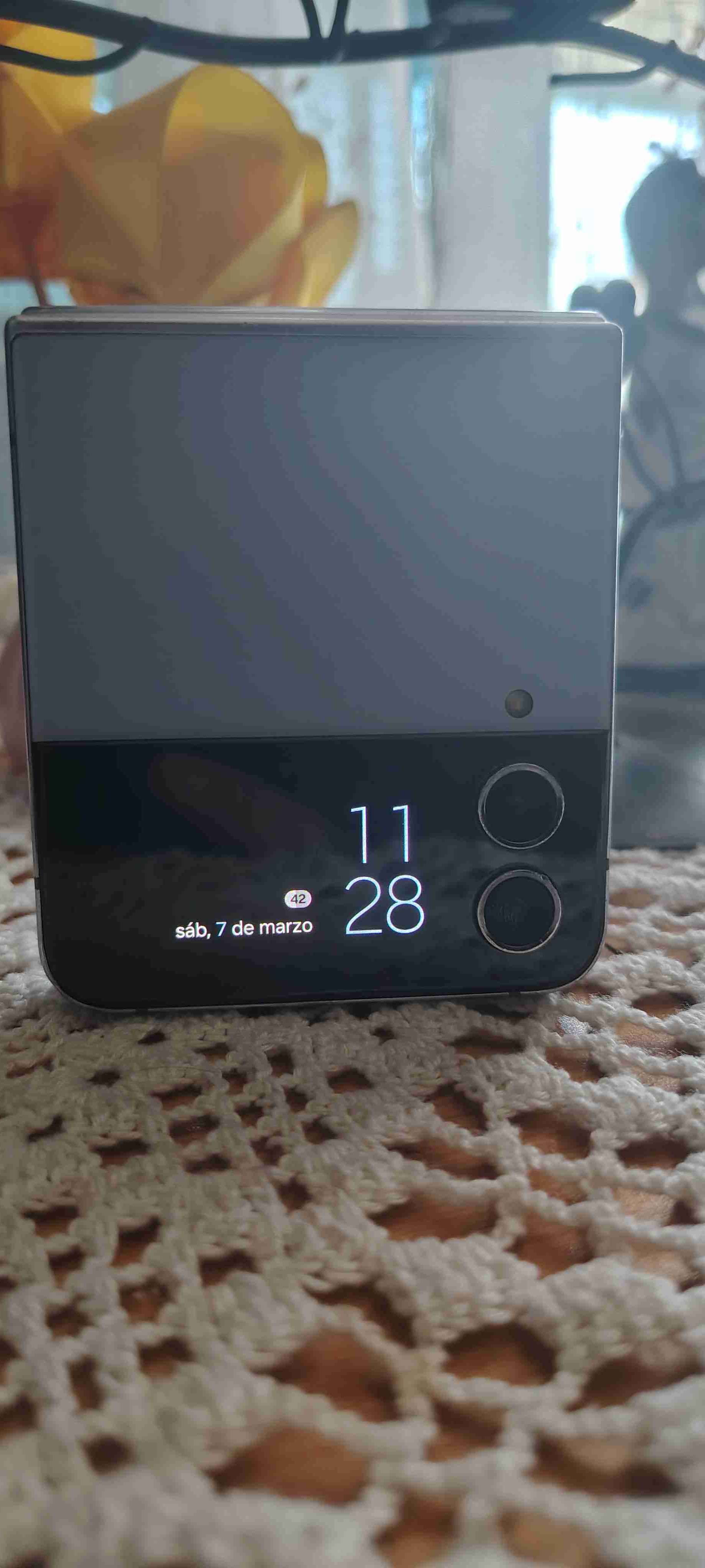 Z Flip 4 Con Detalle de Apertura