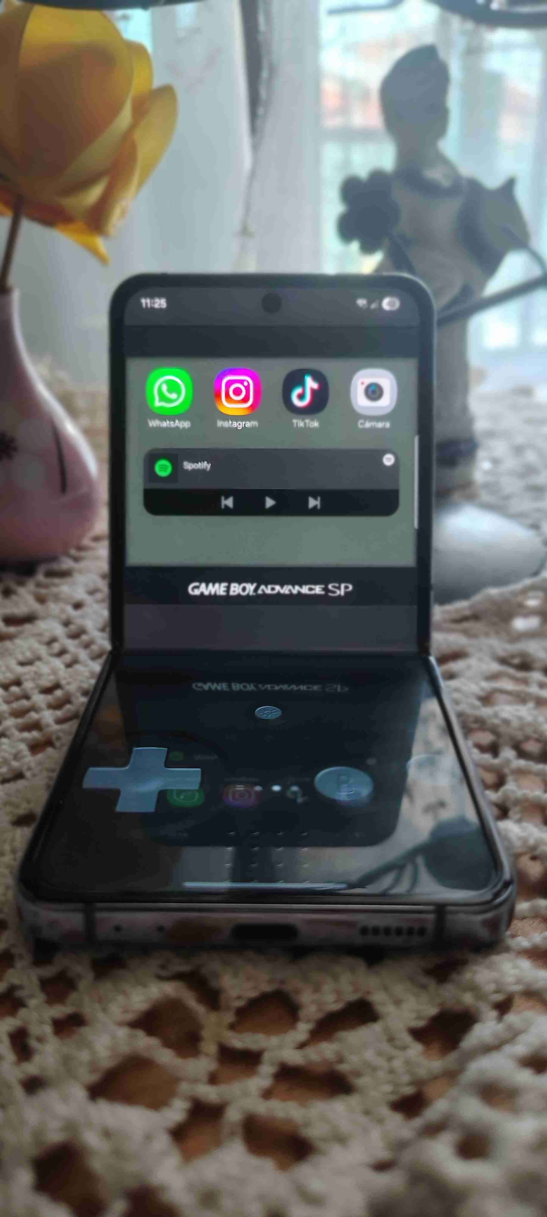 Z Flip 4 Con Detalle de Apertura - miniatura 3