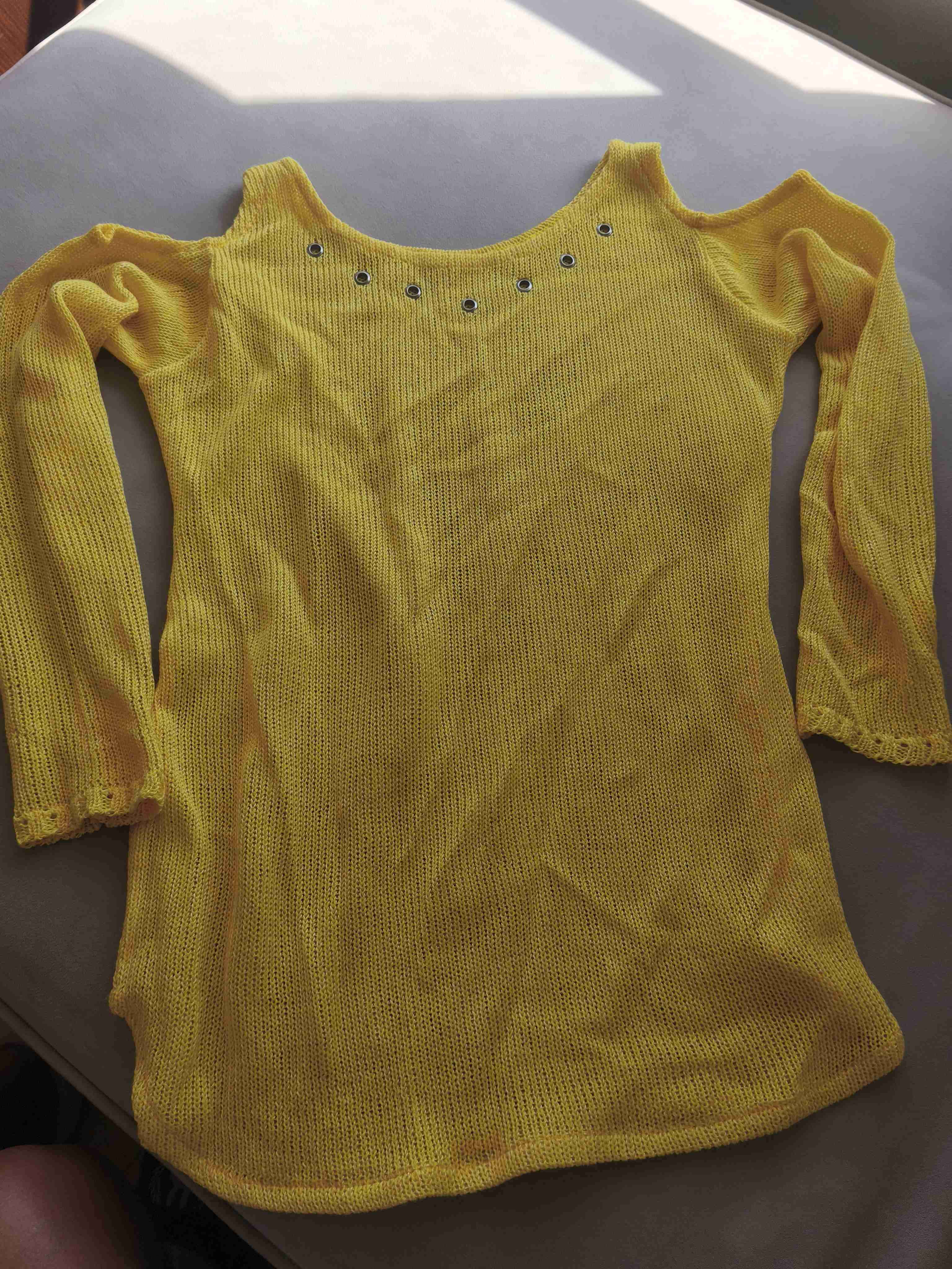 Polera amarilla con hombros descubiertos