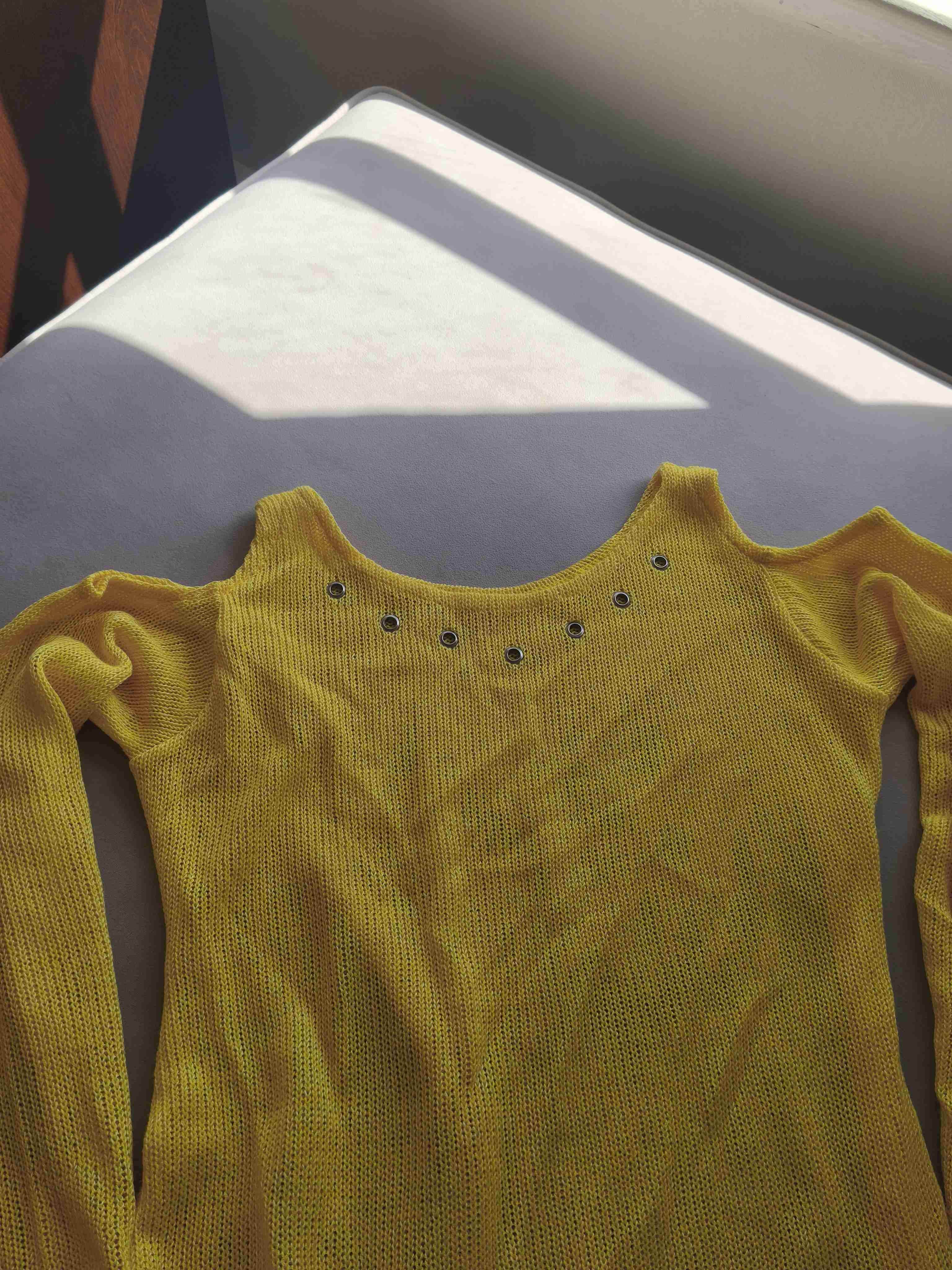 Polera amarilla con hombros descubiertos - miniatura 2