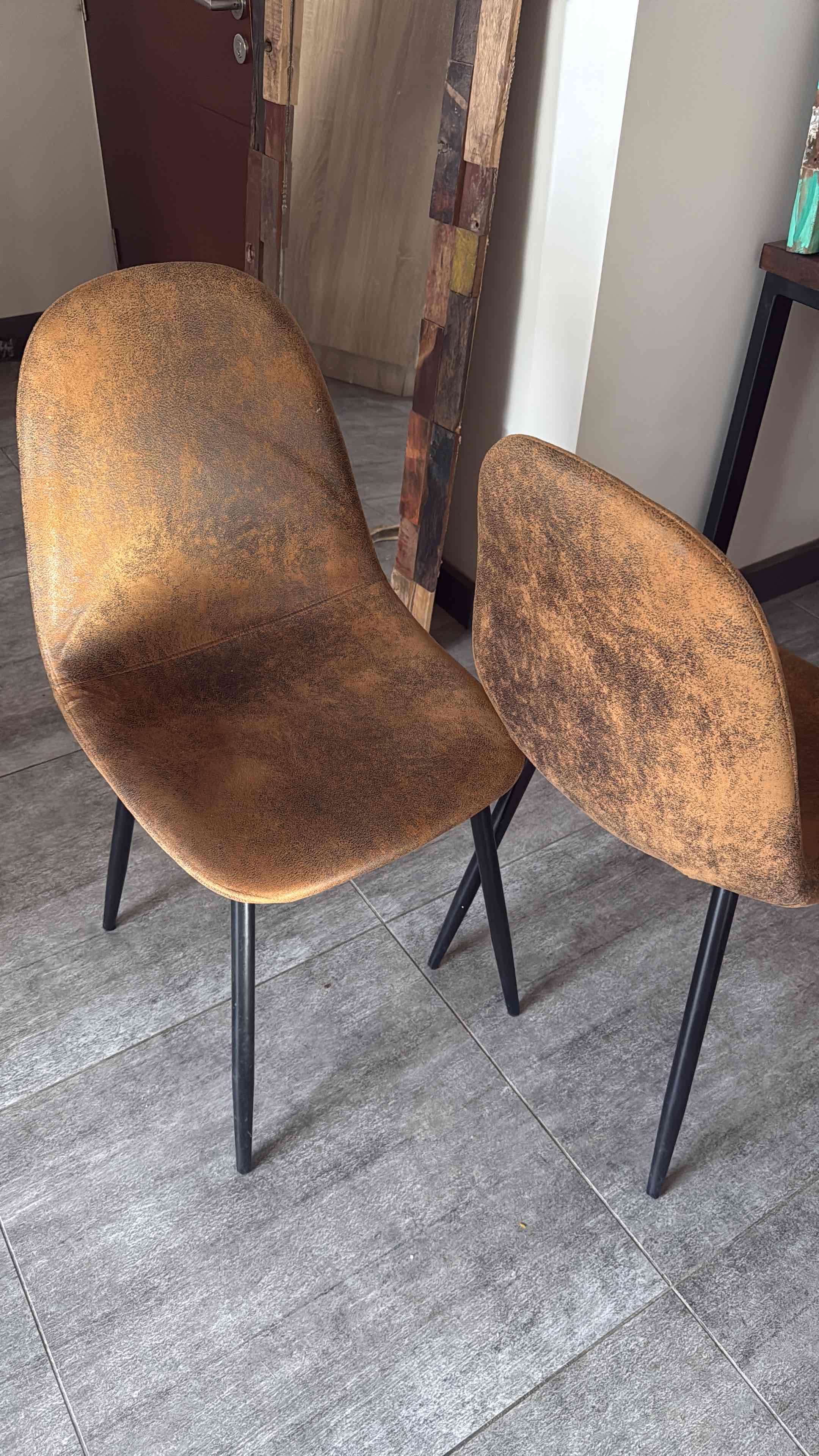 Par de sillas modernas color café