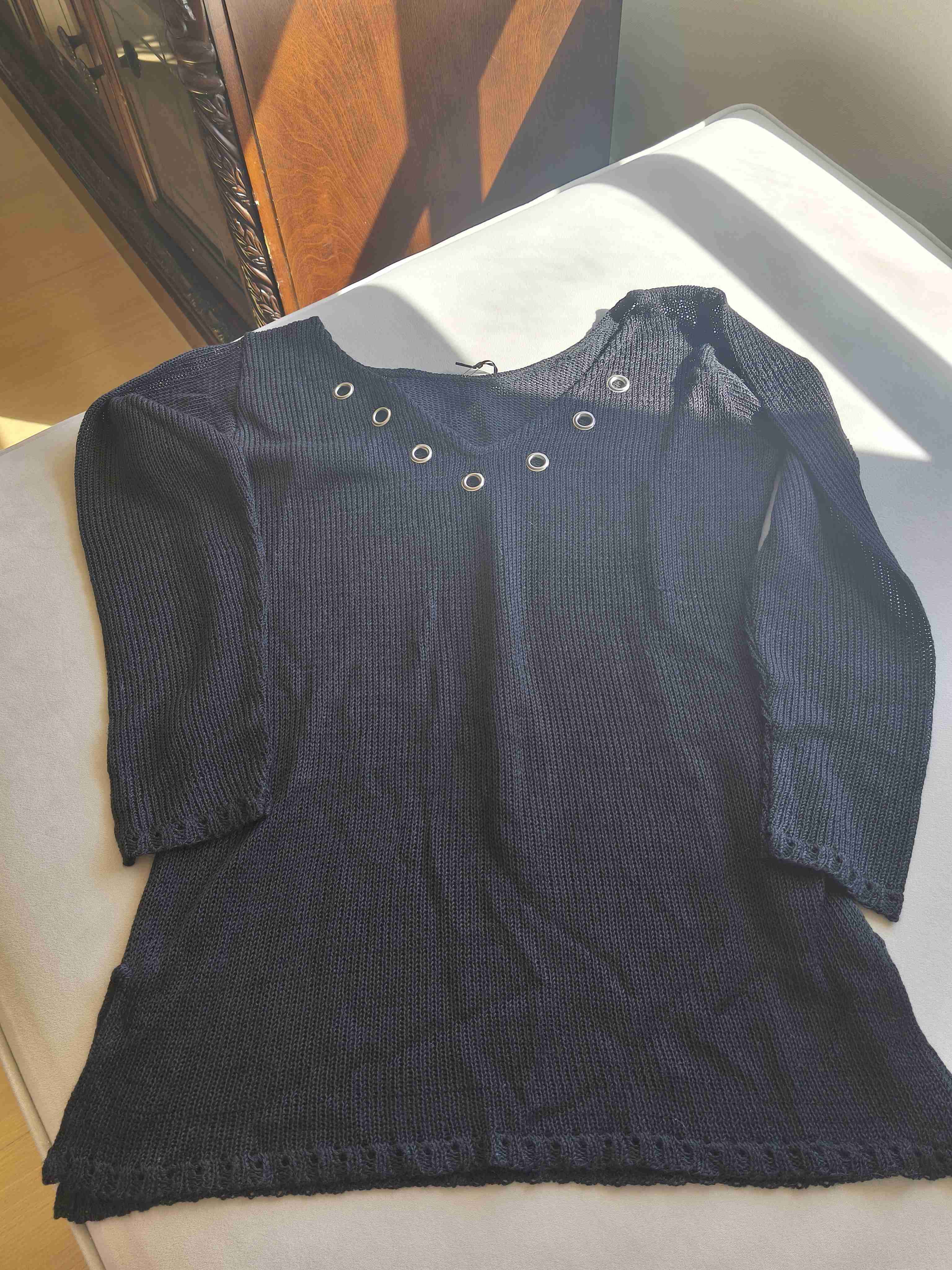 Chaleco negro con ojales