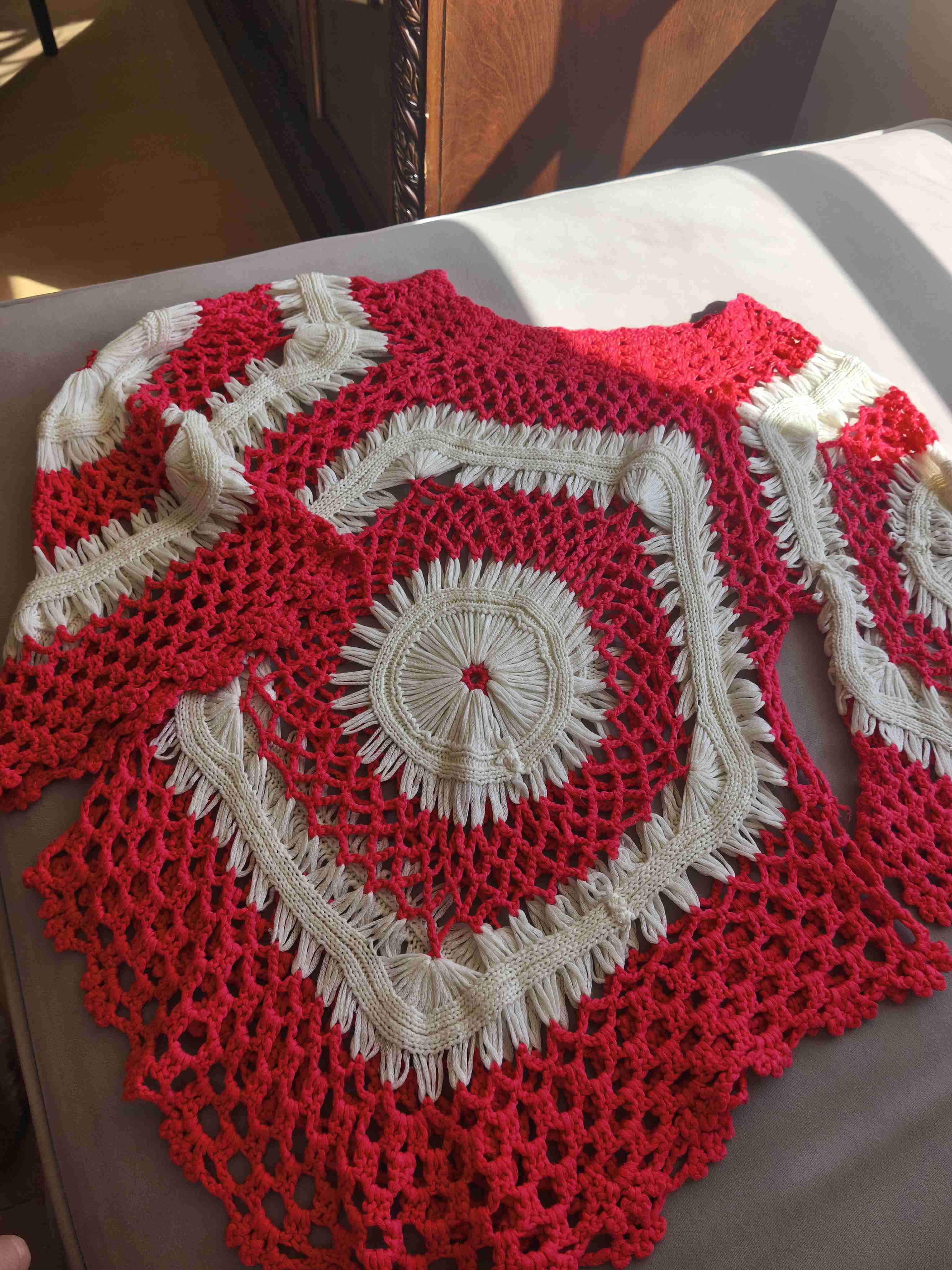 Poncho tejido a crochet rojo y beige