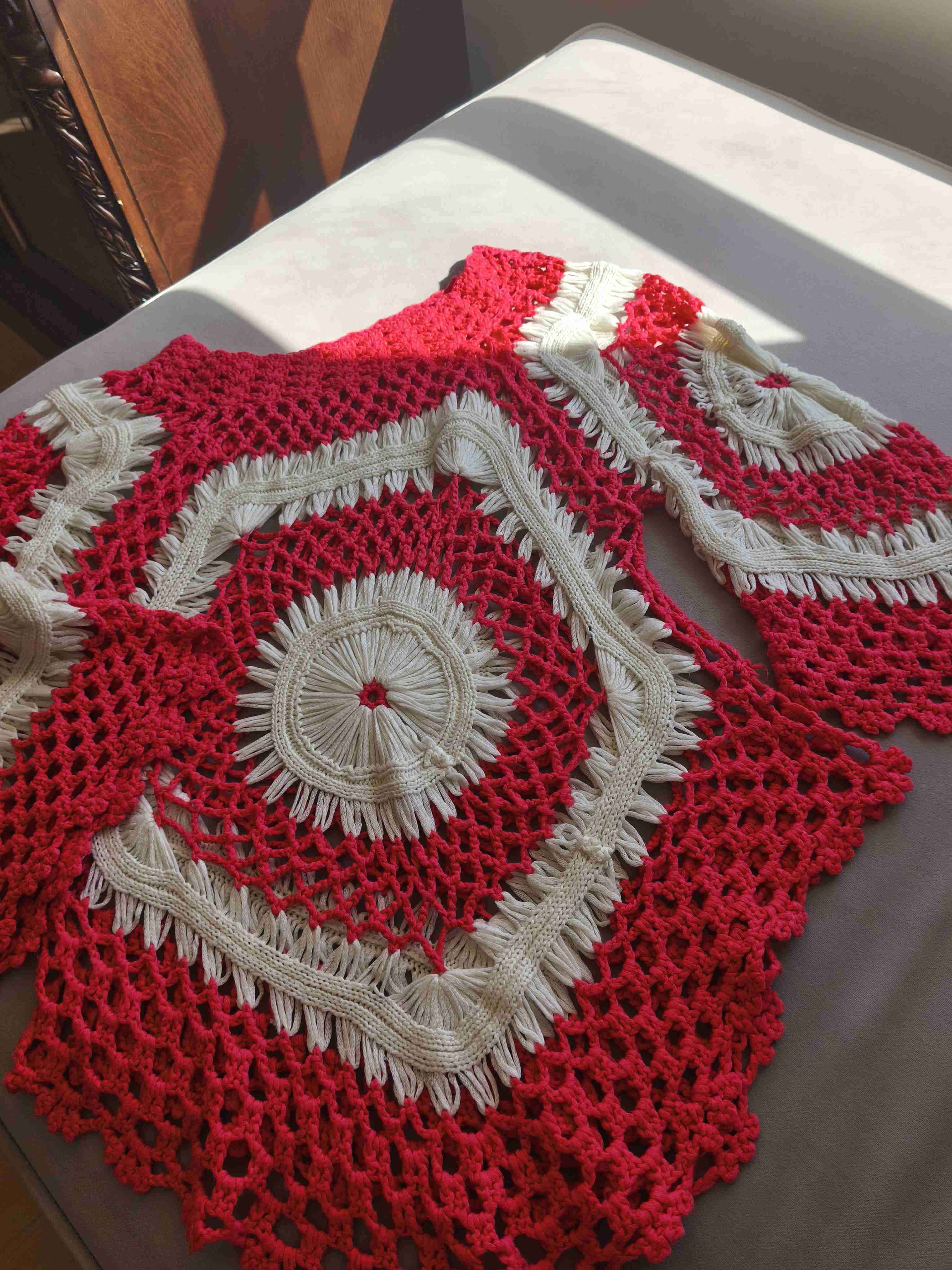 Poncho tejido a crochet rojo y beige - miniatura 2