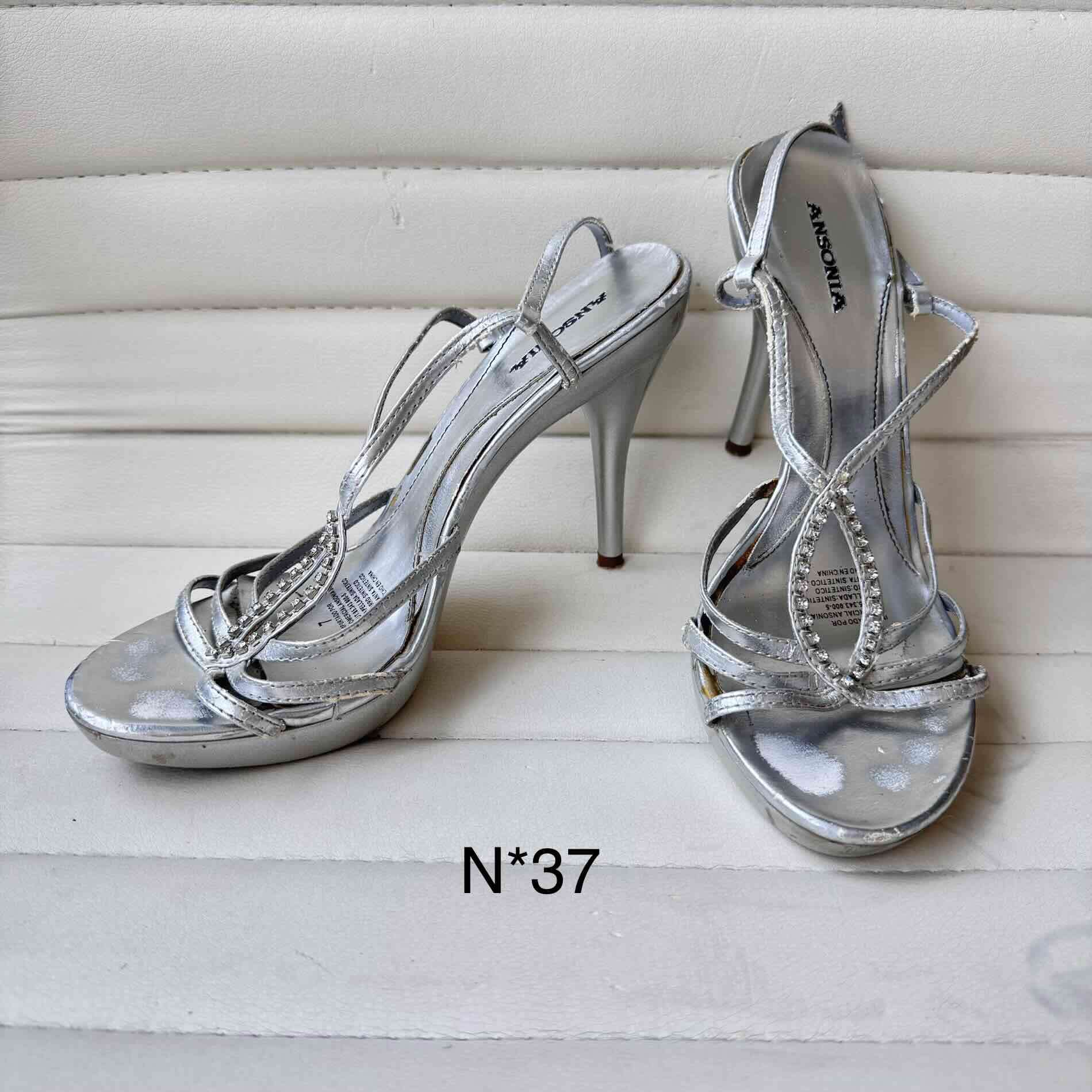 Variedad de zapatos usados - miniatura 2