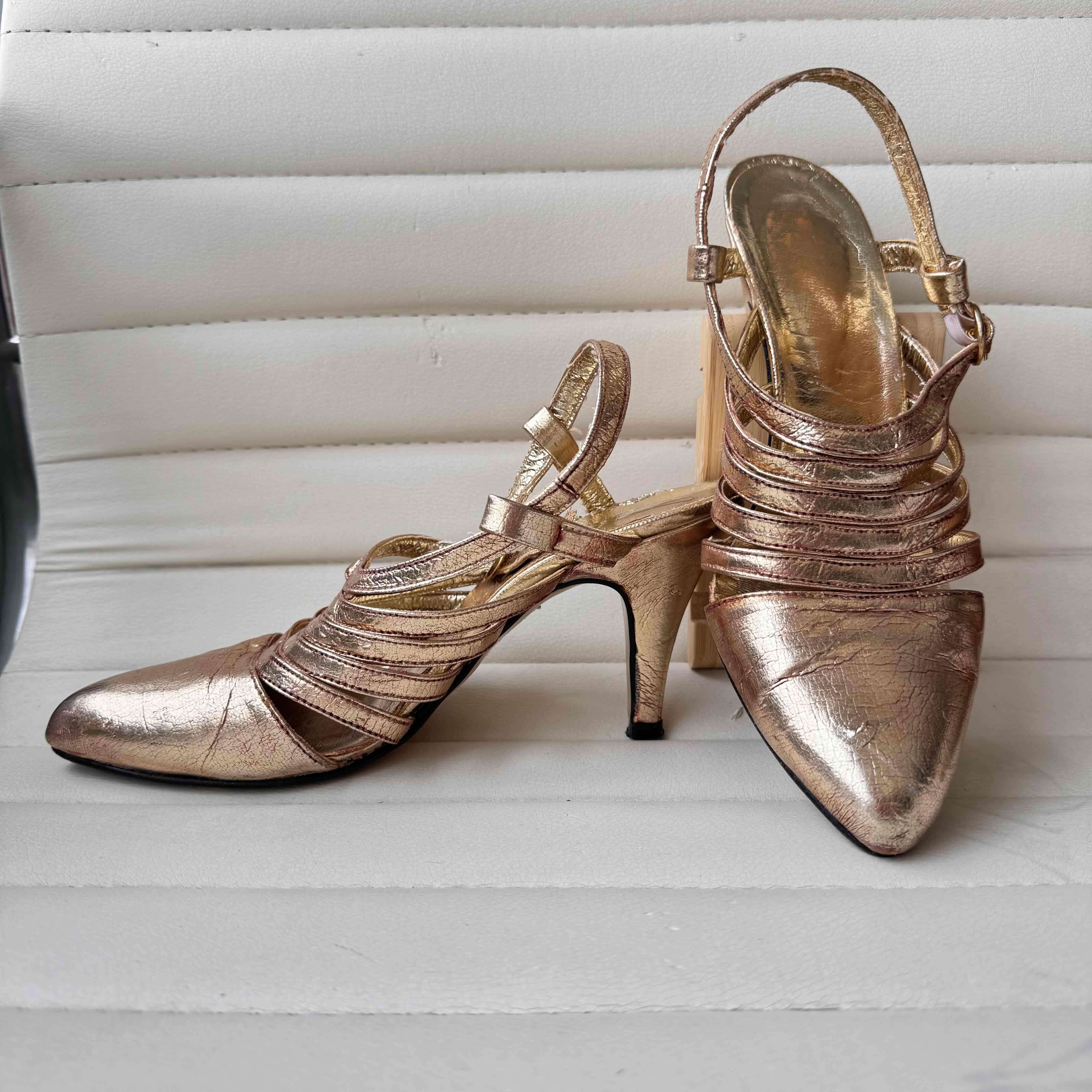 Variedad de zapatos usados - miniatura 3