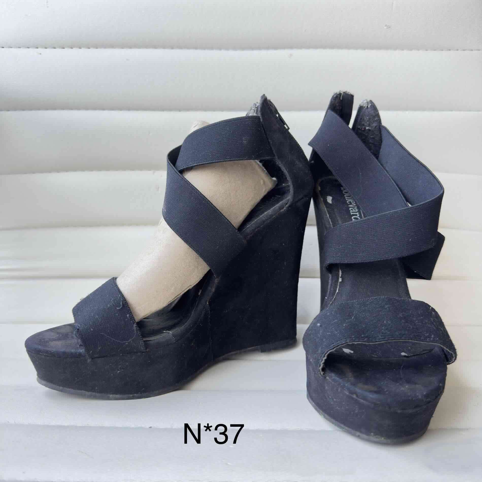 Variedad de zapatos usados - miniatura 4