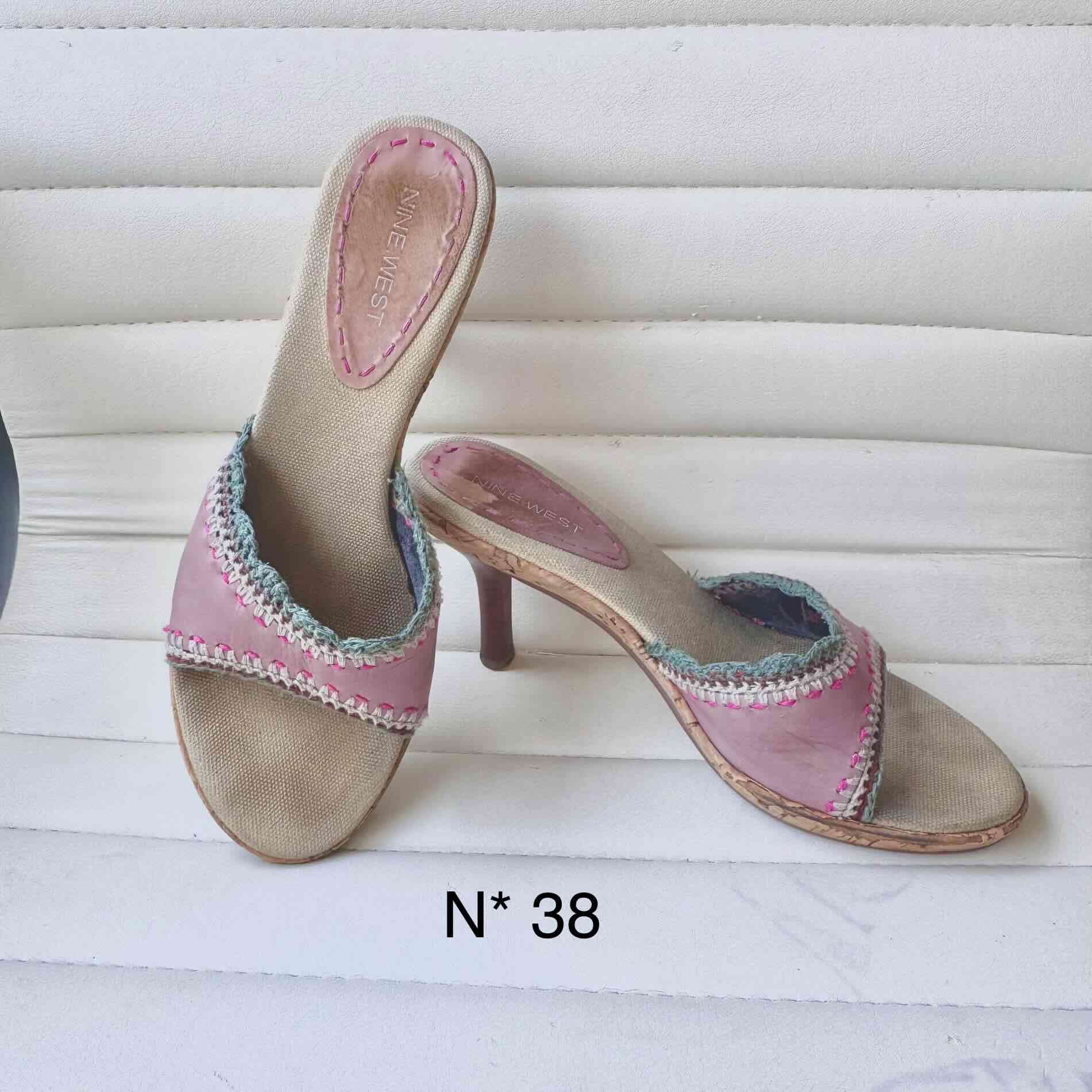 Variedad de zapatos usados - miniatura 5