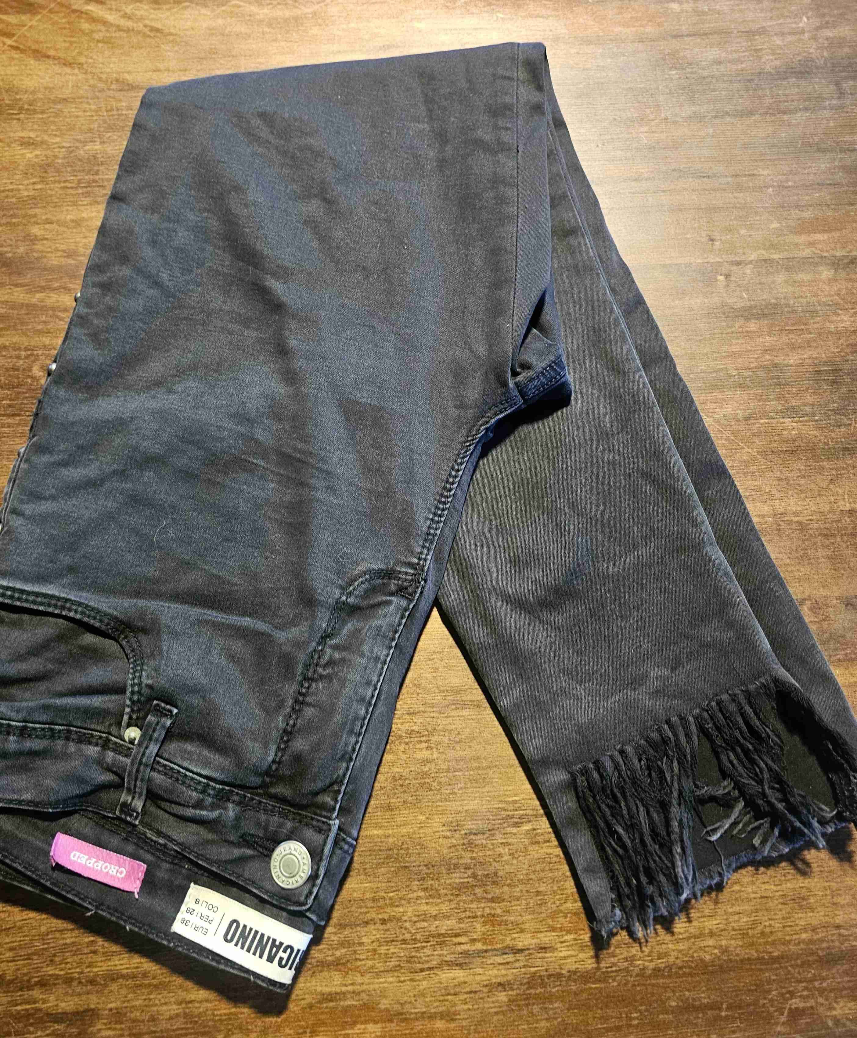 Jeans negros con flecos
