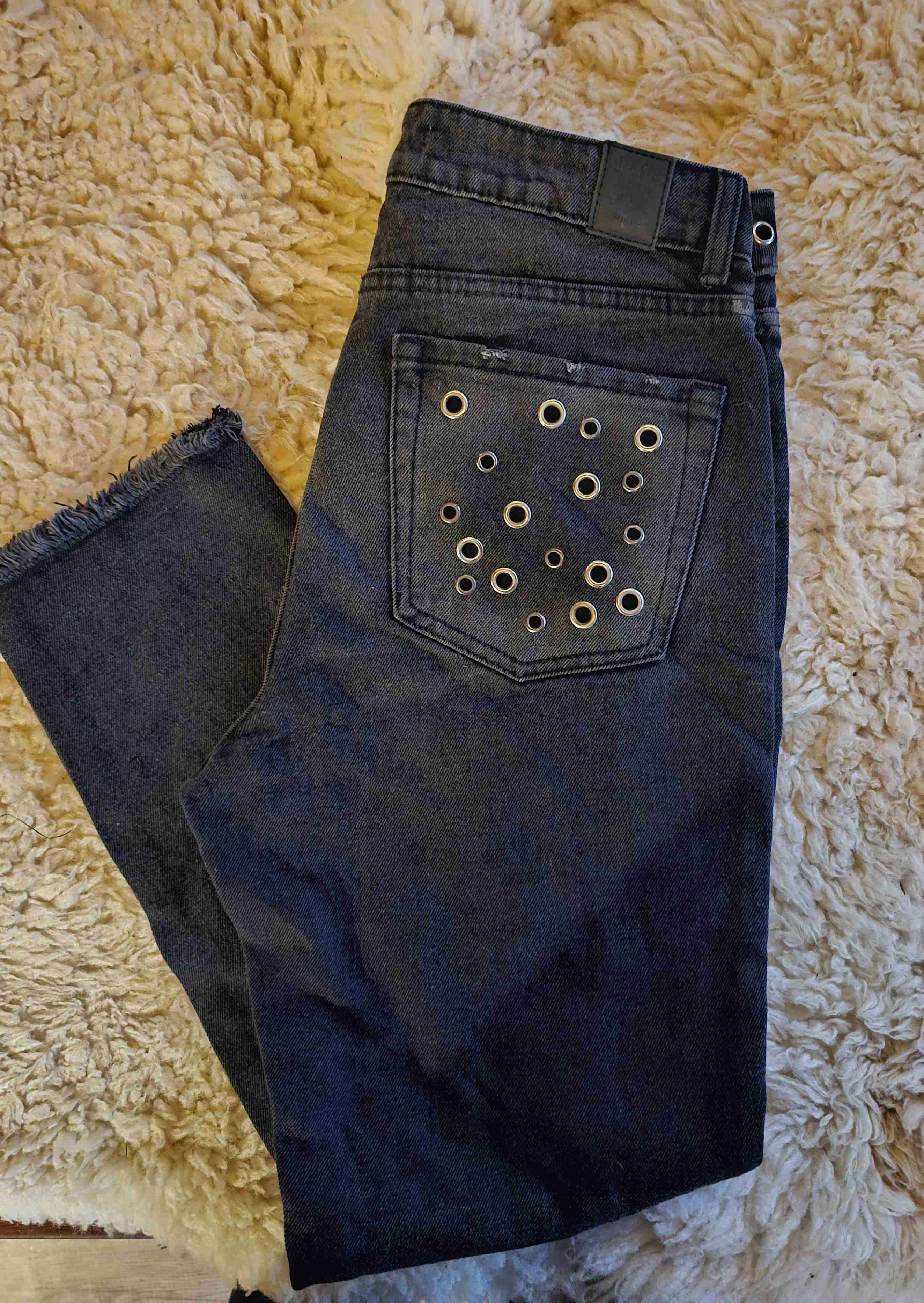 Jeans negros con tachuelas