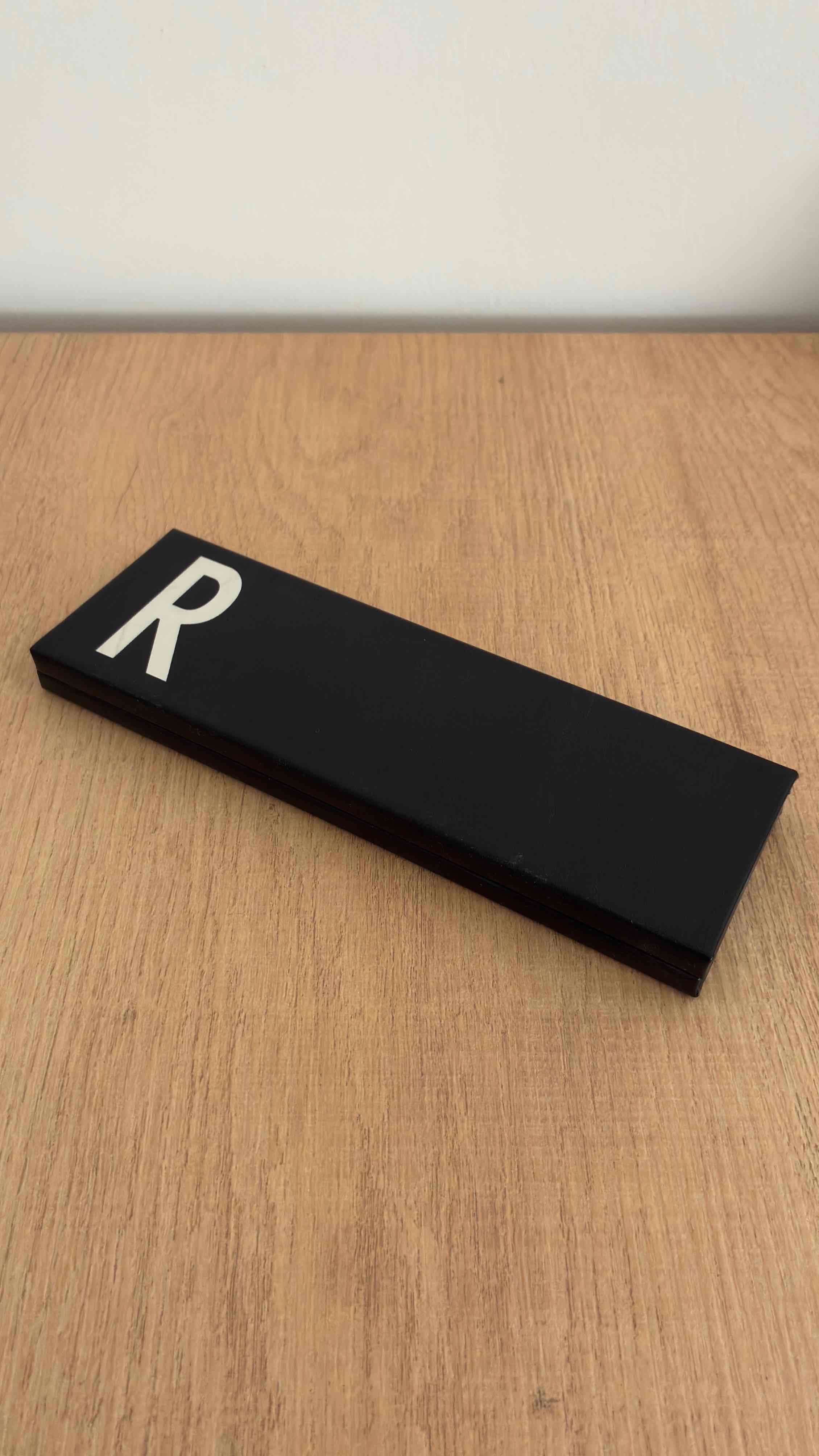 Estuche Design Letters letra R