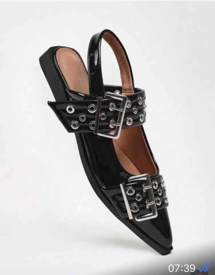 Zapato plano negro con hebillas