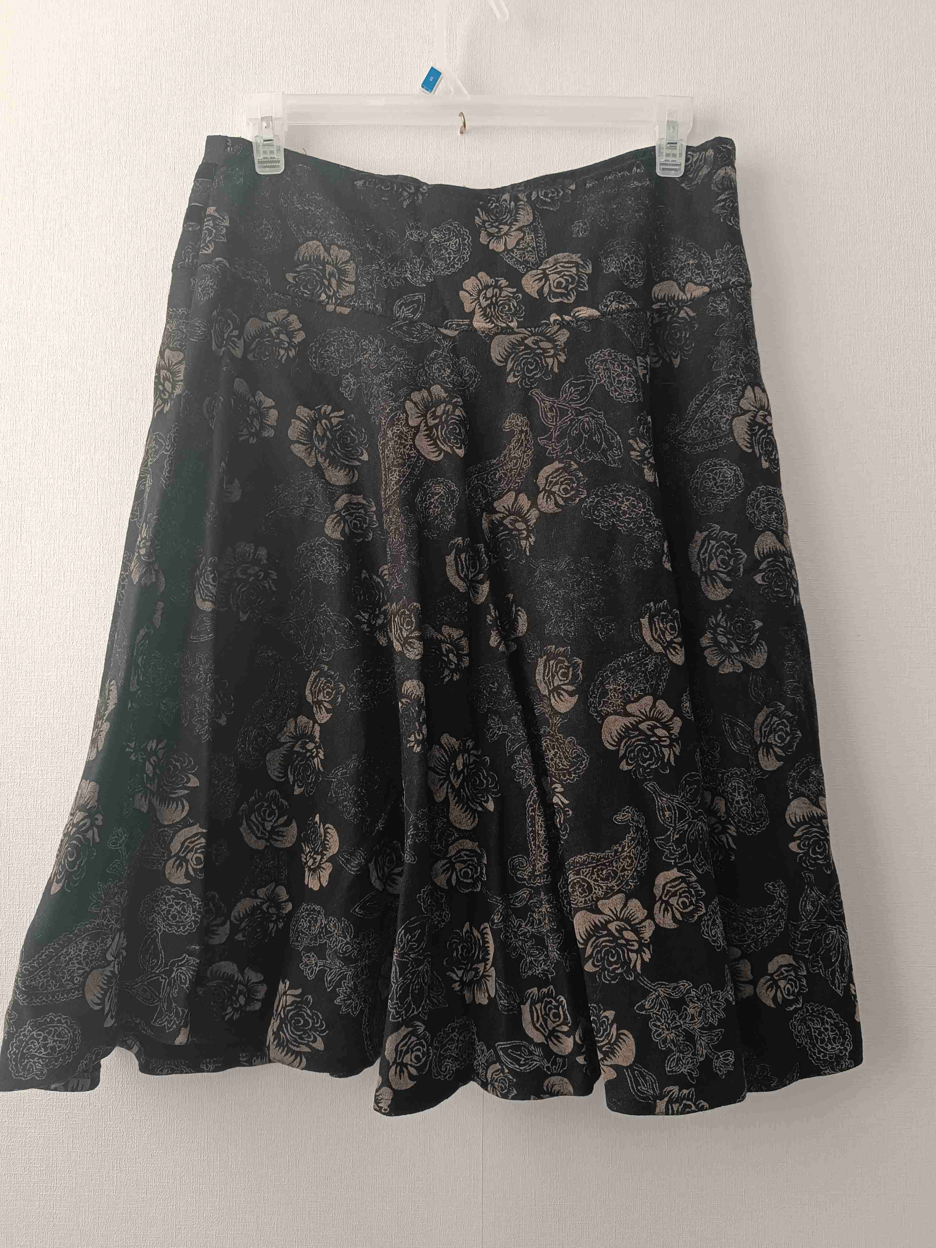 Falda estampada negra con cadena - miniatura 2