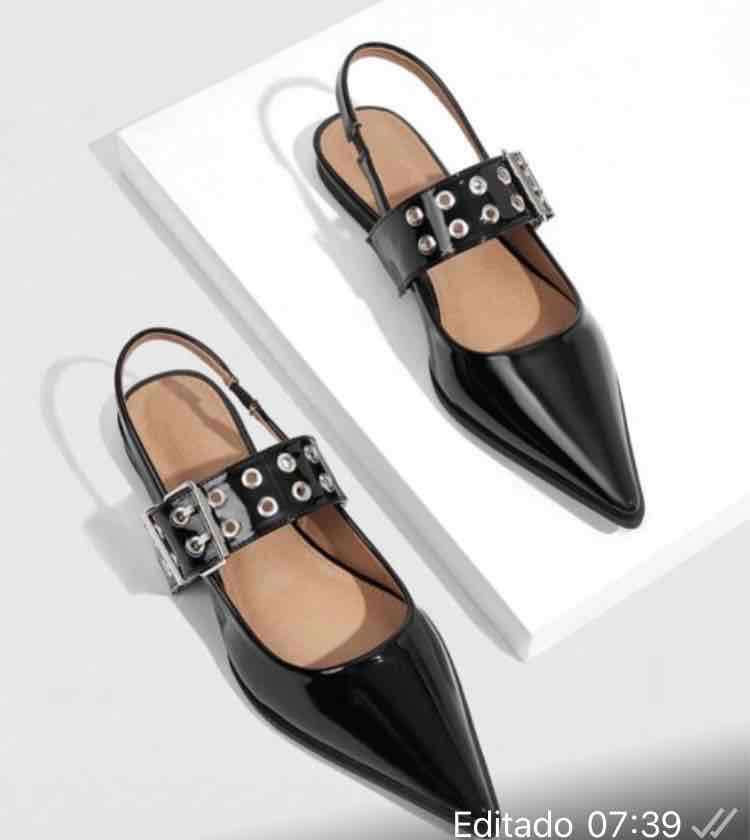 Zapatos planos negros elegantes