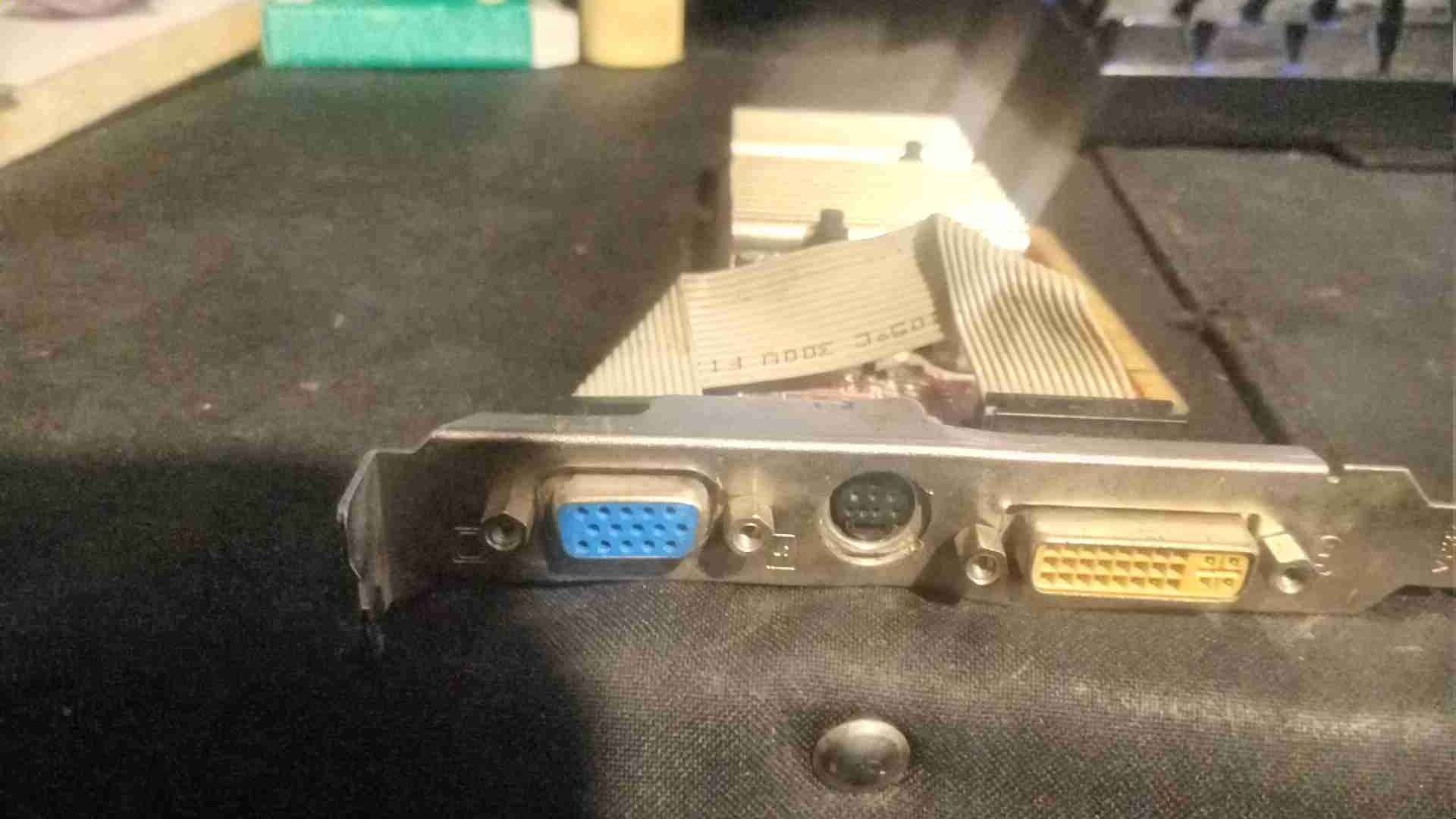 Tarjeta gráfica MSI dorada - miniatura 2