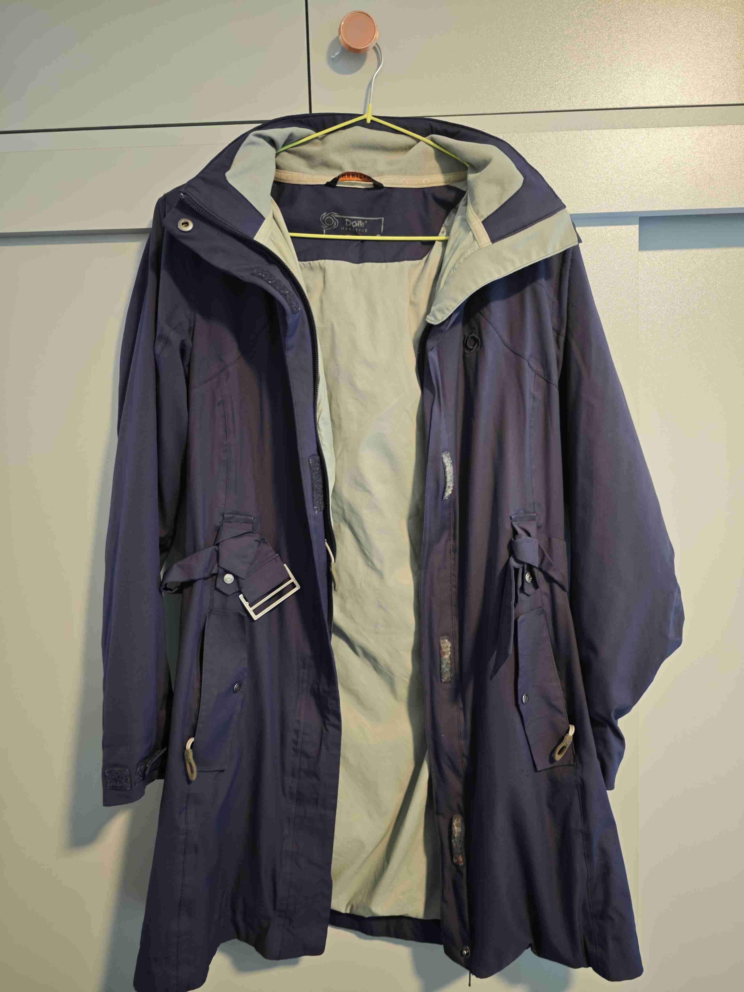 Abrigo impermeable azul con capucha