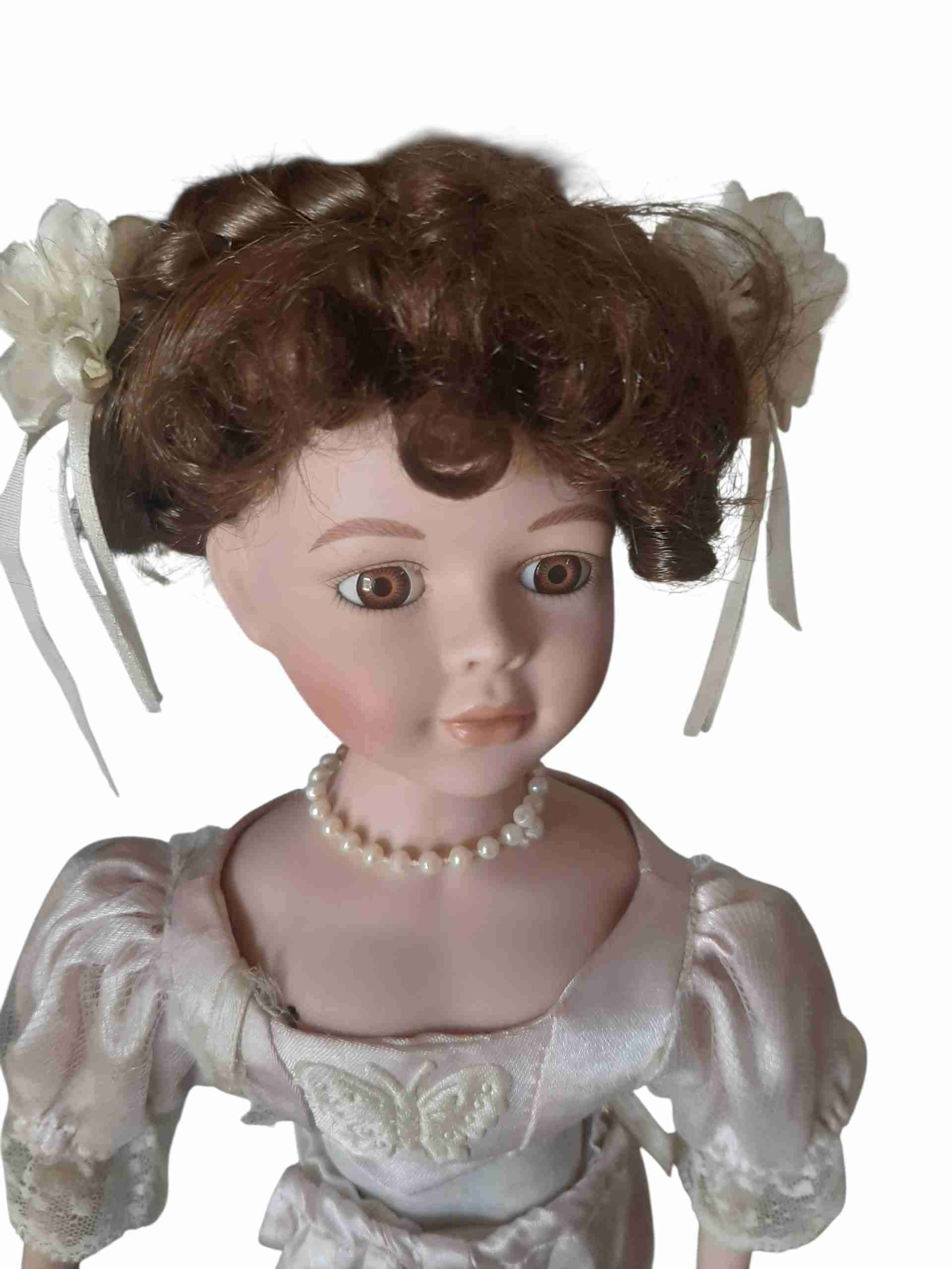 Muñeca de porcelana vintage